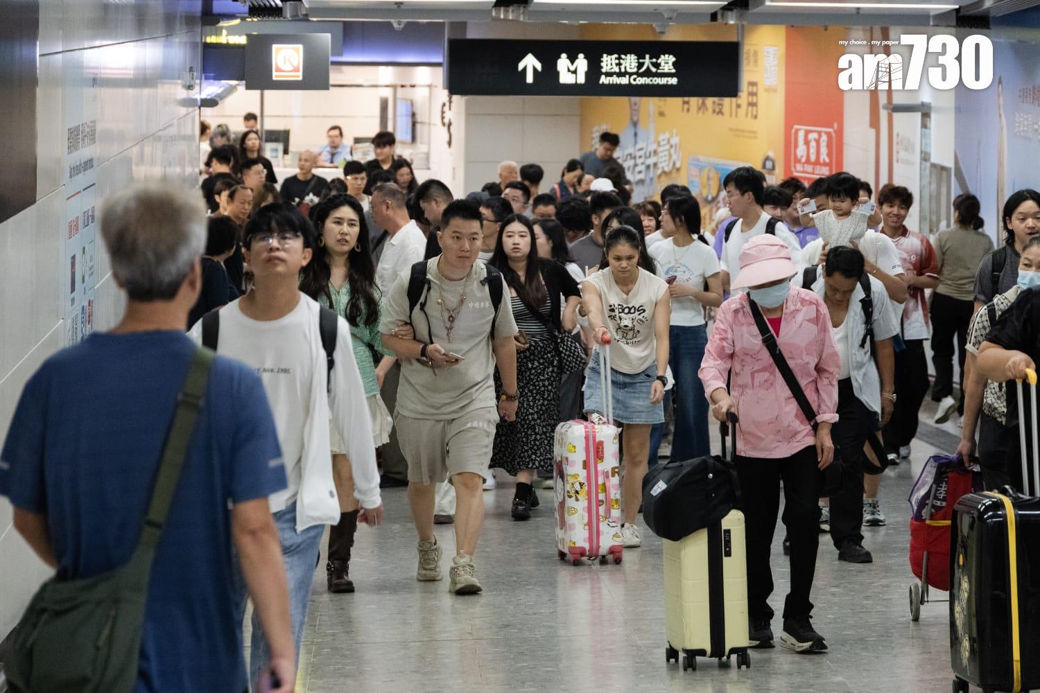 截至下午4時逾55萬人次出入境。(周令知攝)