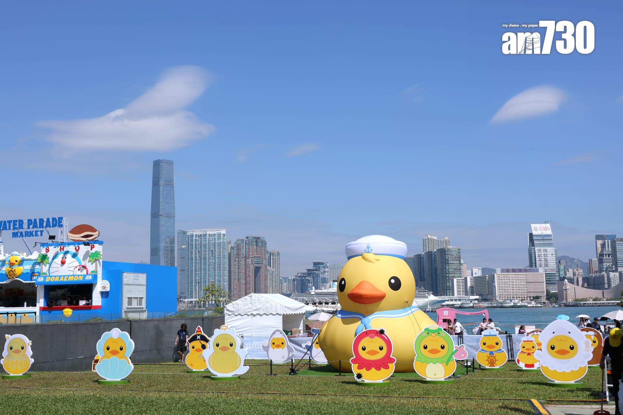 維港海上大巡遊呈現4卡通海上充氣雕塑(林俊源攝)