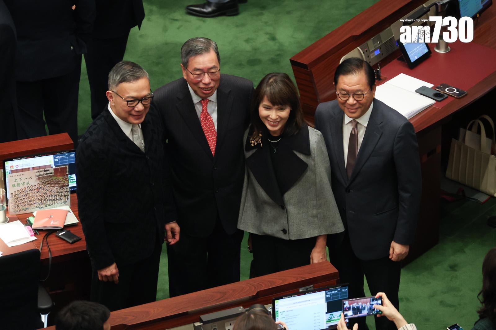 立法會本屆會期最後一次會議結束,謝偉俊、梁君彥、江玉歡、林健鋒拍攝合照。(周令知攝)