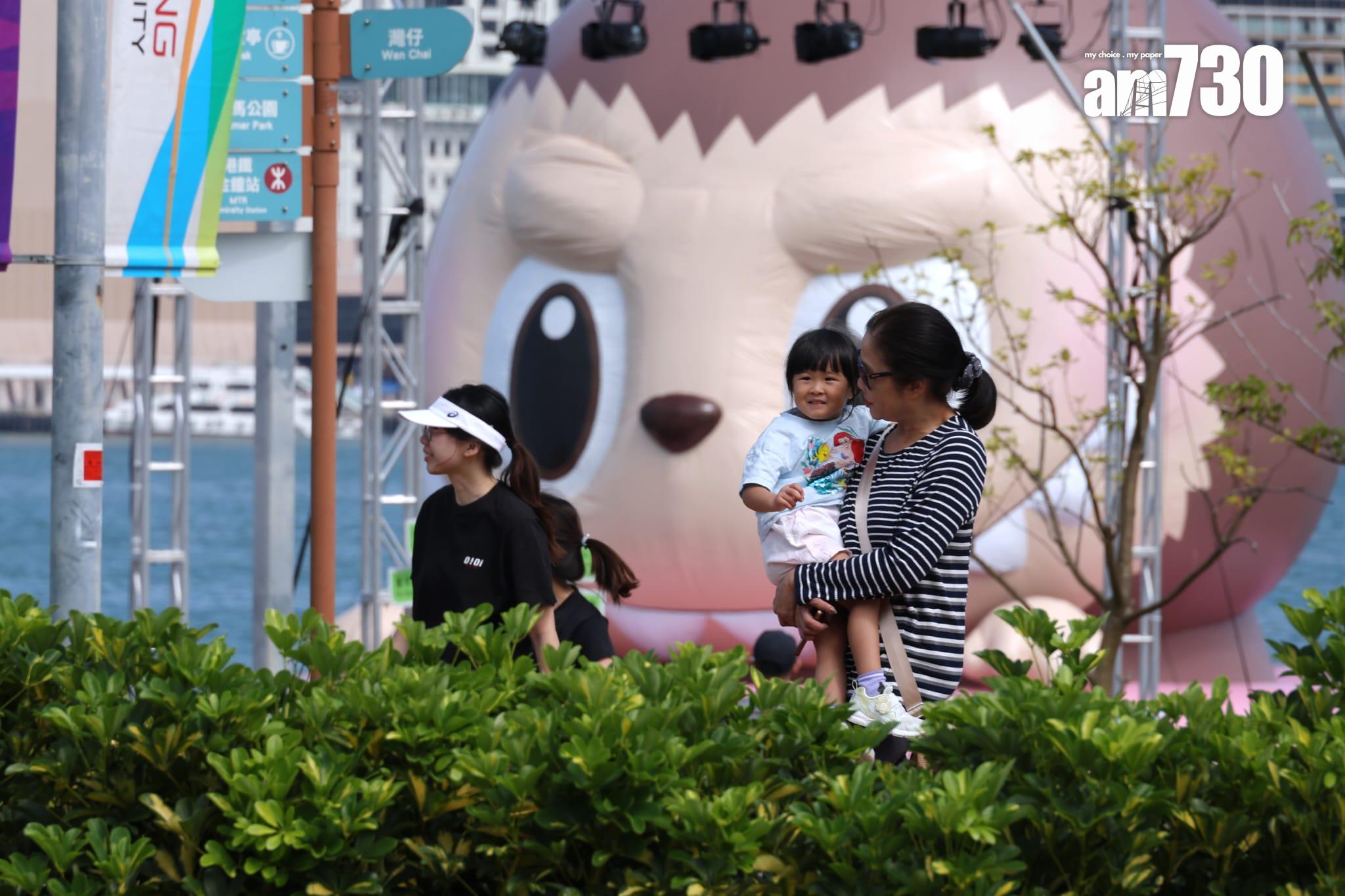 維港海上大巡遊呈現4卡通海上充氣雕塑(林俊源攝)