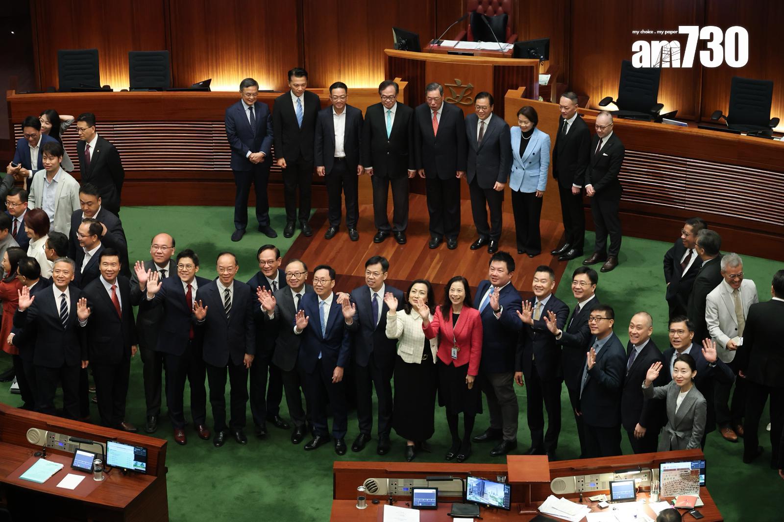 立法會本屆會期最後一次會議結束,議員在會議廳拍攝大合照。(周令知攝)