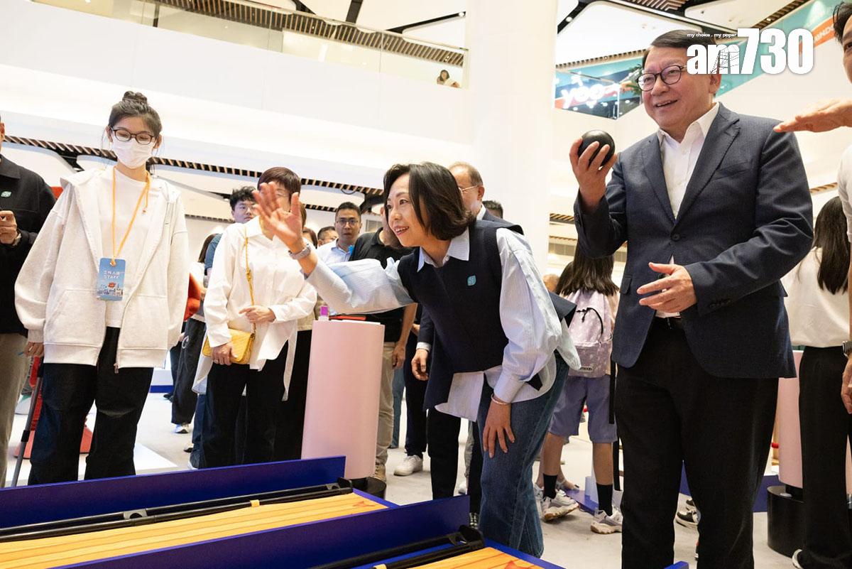 陳國基(右一)與麥美娟(右二)在「選舉進社區」展覽試玩遊戲。(蘇文傑攝)