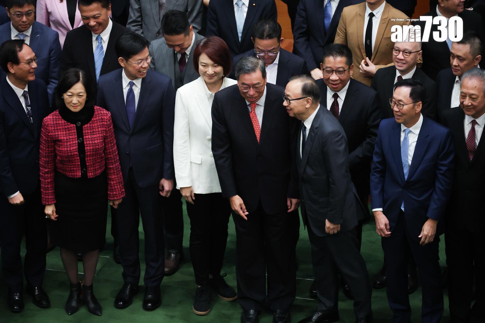 立法會本屆會期最後一次會議結束,議員在會議廳拍攝大合照。(周令知攝)