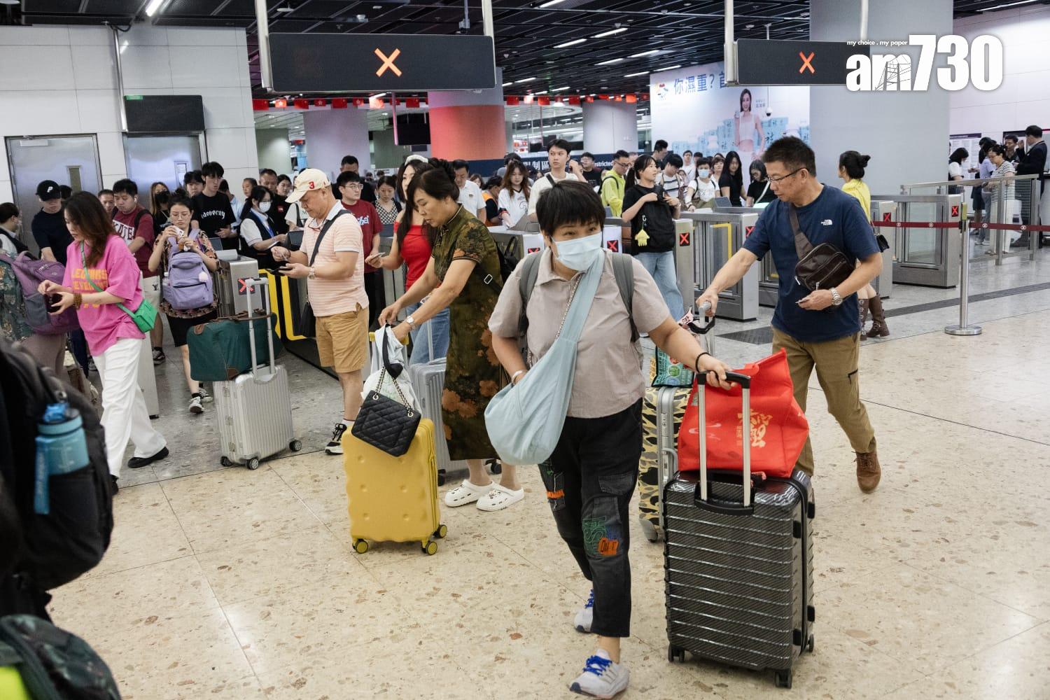 截至下午4時逾55萬人次出入境。(周令知攝)