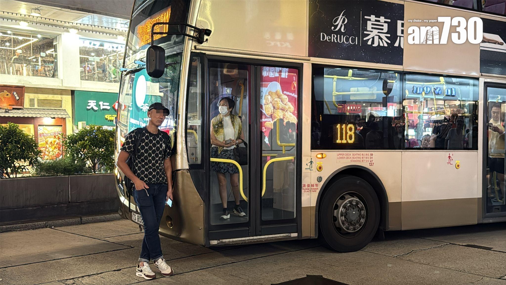 彌敦道發生懷疑醉酒鬧事事件,一名中年漢稱被一輛九巴拒載,於馬路中央阻擋巴士開出,男子離遠見到警察到場欲試圖離開,最後被阻截後由救護車帶走。(《am730》記者攝)