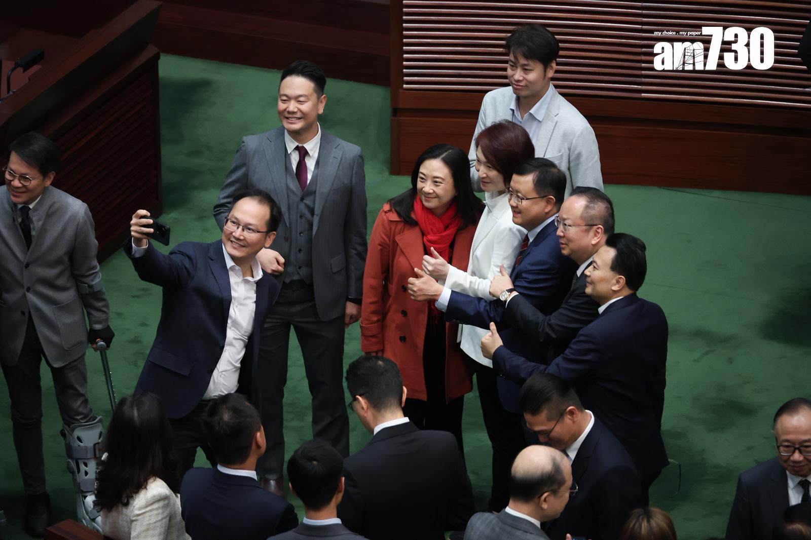 立法會本屆會期最後一次會議結束,議員在會議廳拍攝合照。(周令知攝)