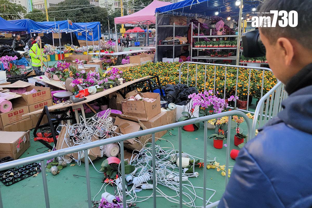 長沙灣年宵花市攤檔年初受強風吹襲倒塌,一度要暫停開放供檔販整理。(資料圖片/吳康琦攝)