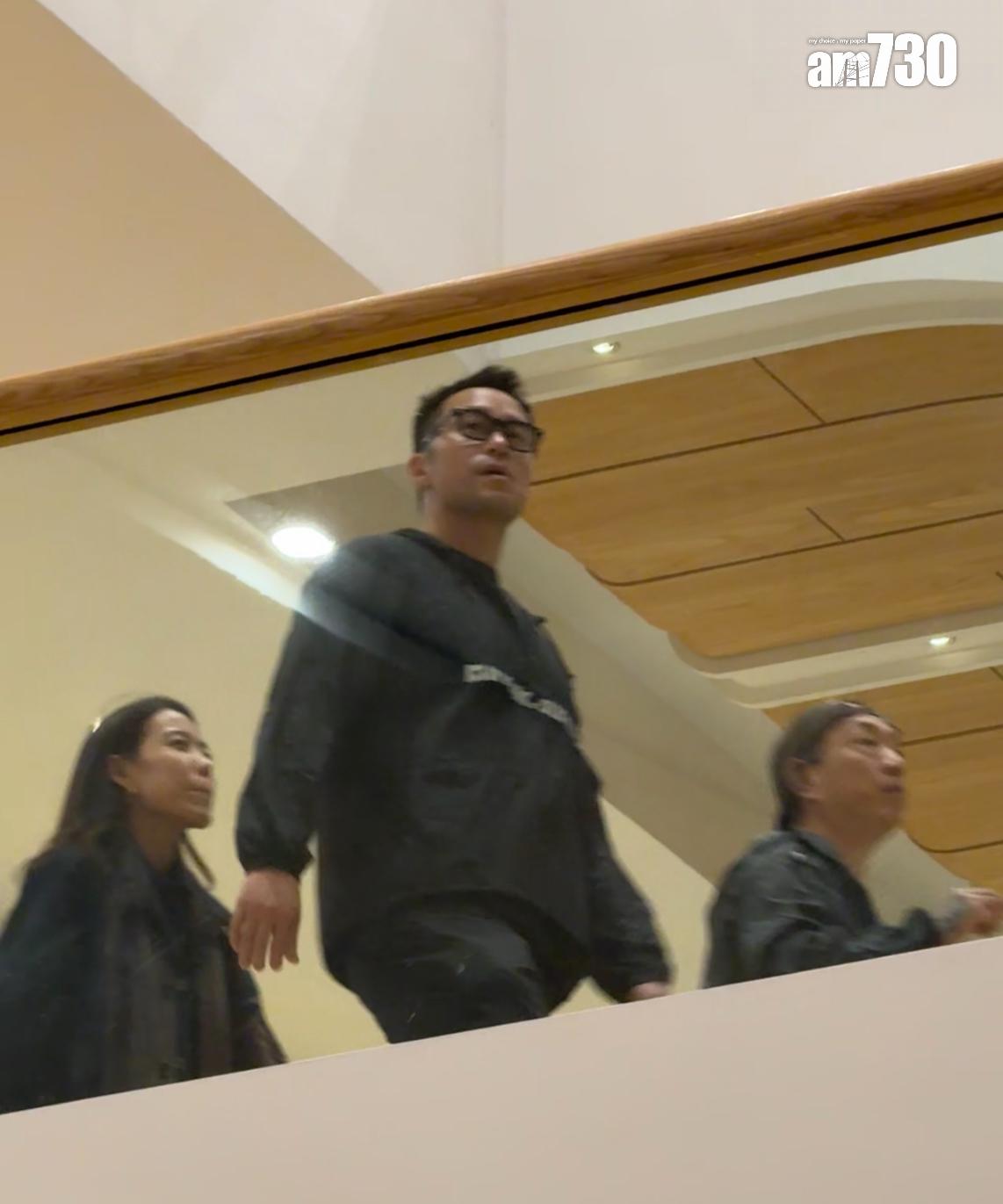 張孝全由兩名工作人員陪同逛商場,一身打扮相當隨意。 (娛樂組攝)