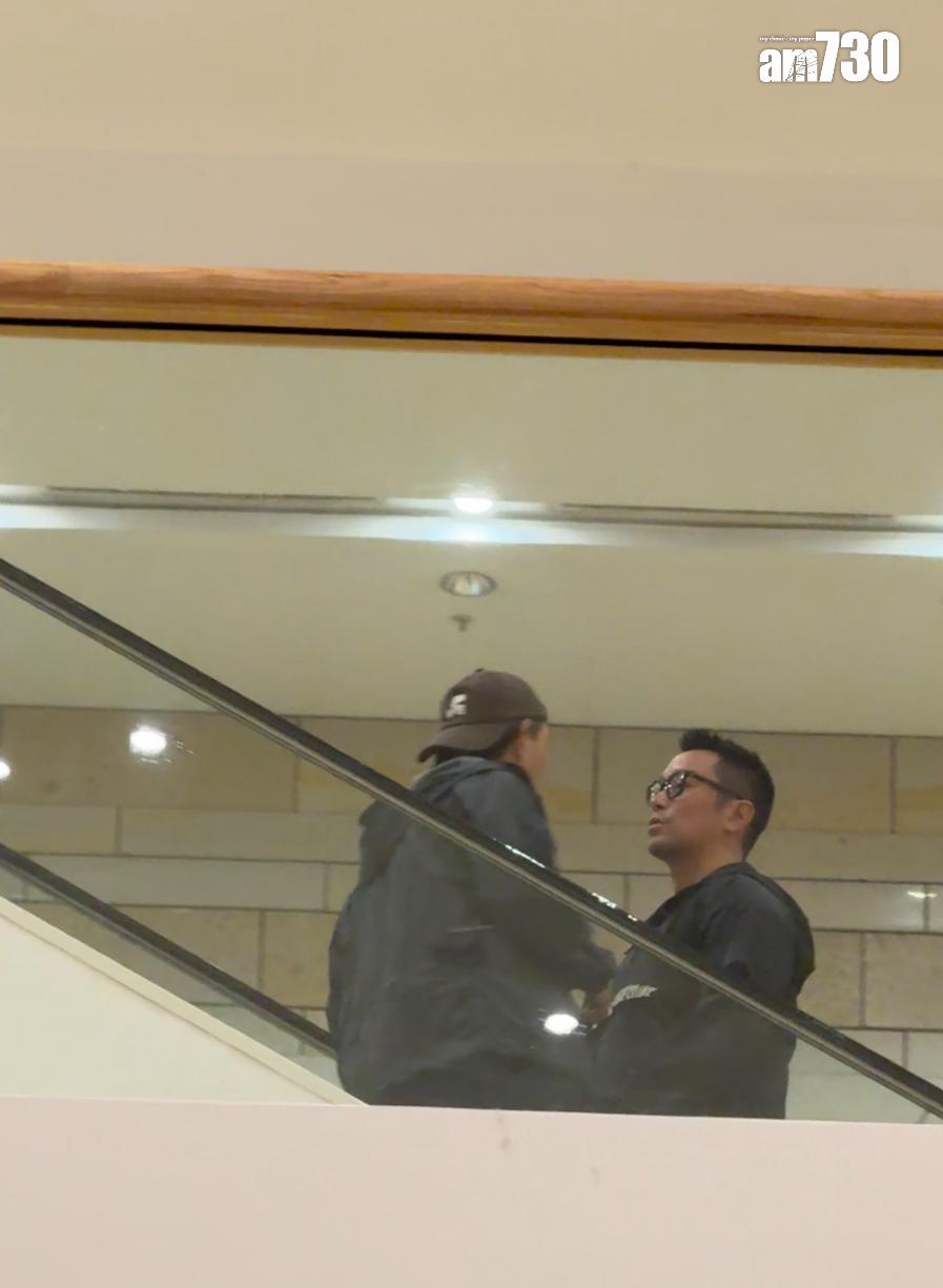 張孝全由兩名工作人員陪同逛商場,一身打扮相當隨意。 (娛樂組攝)