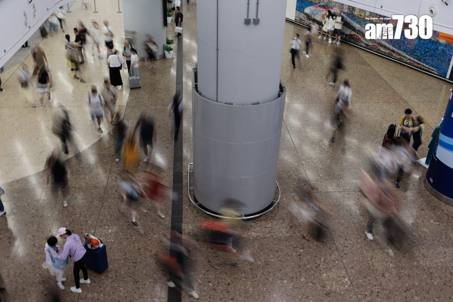 截至下午4時逾55萬人次出入境。(周令知攝)