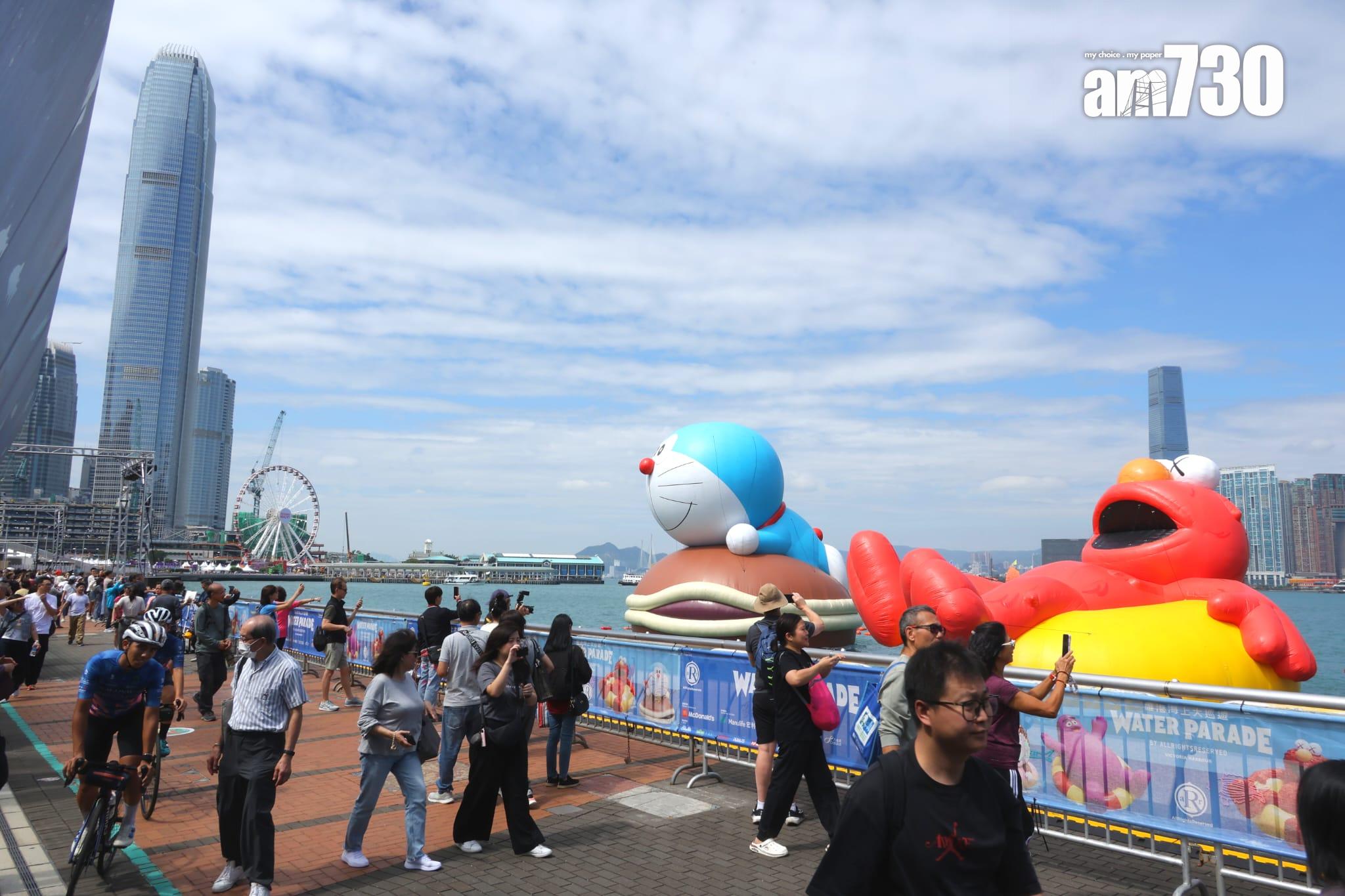 維港海上大巡遊呈現4卡通海上充氣雕塑(林俊源攝)