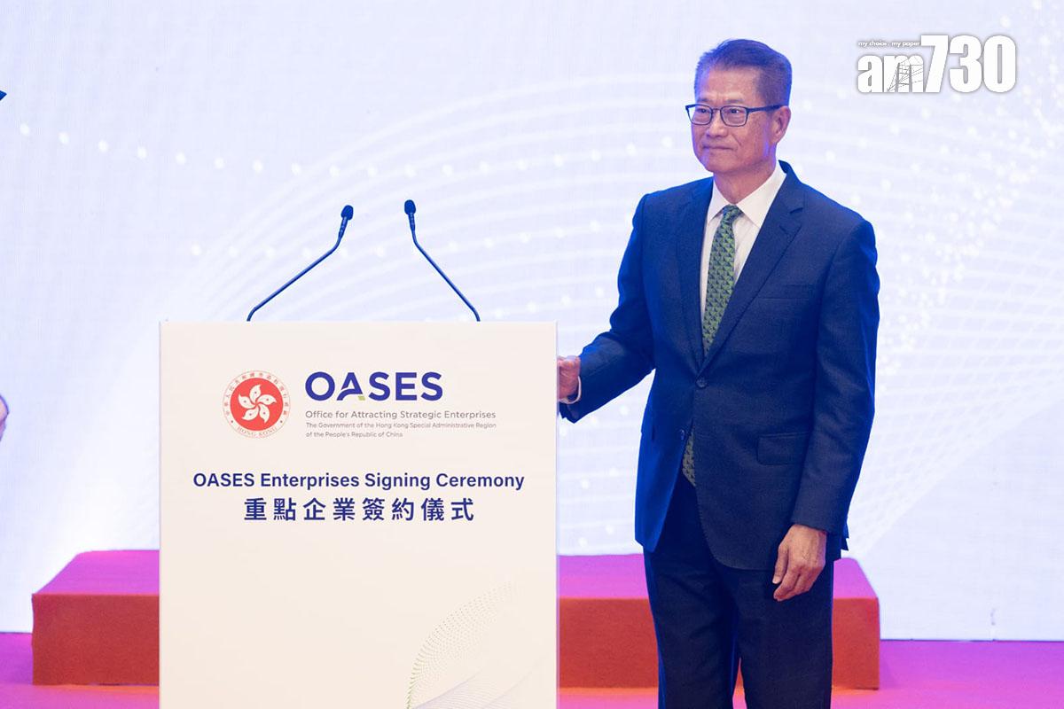 陳茂波稱,選擇落戶的企業總數正式突破100間,是一個重要里程碑。(蘇文傑攝)