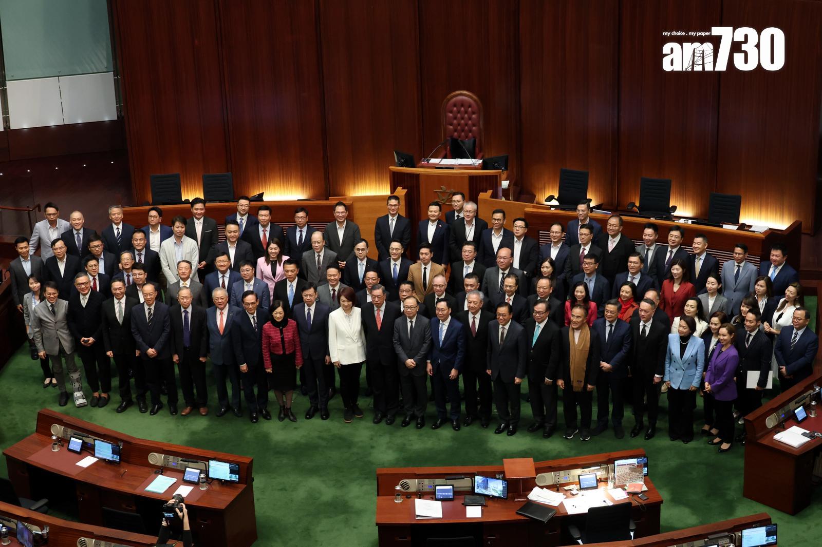 立法會本屆會期最後一次會議結束,議員在會議廳拍攝大合照。(周令知攝)