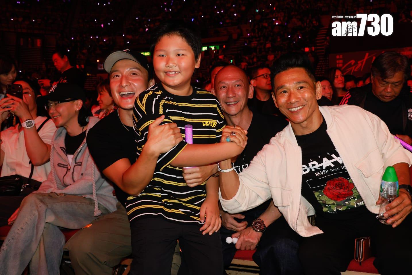 杜德偉巡迴演唱會舉行香港站尾場,囝囝如同親善大使,主動握手招呼嘉賓,與方力申和杜德智開心合照。(蘇文傑攝)