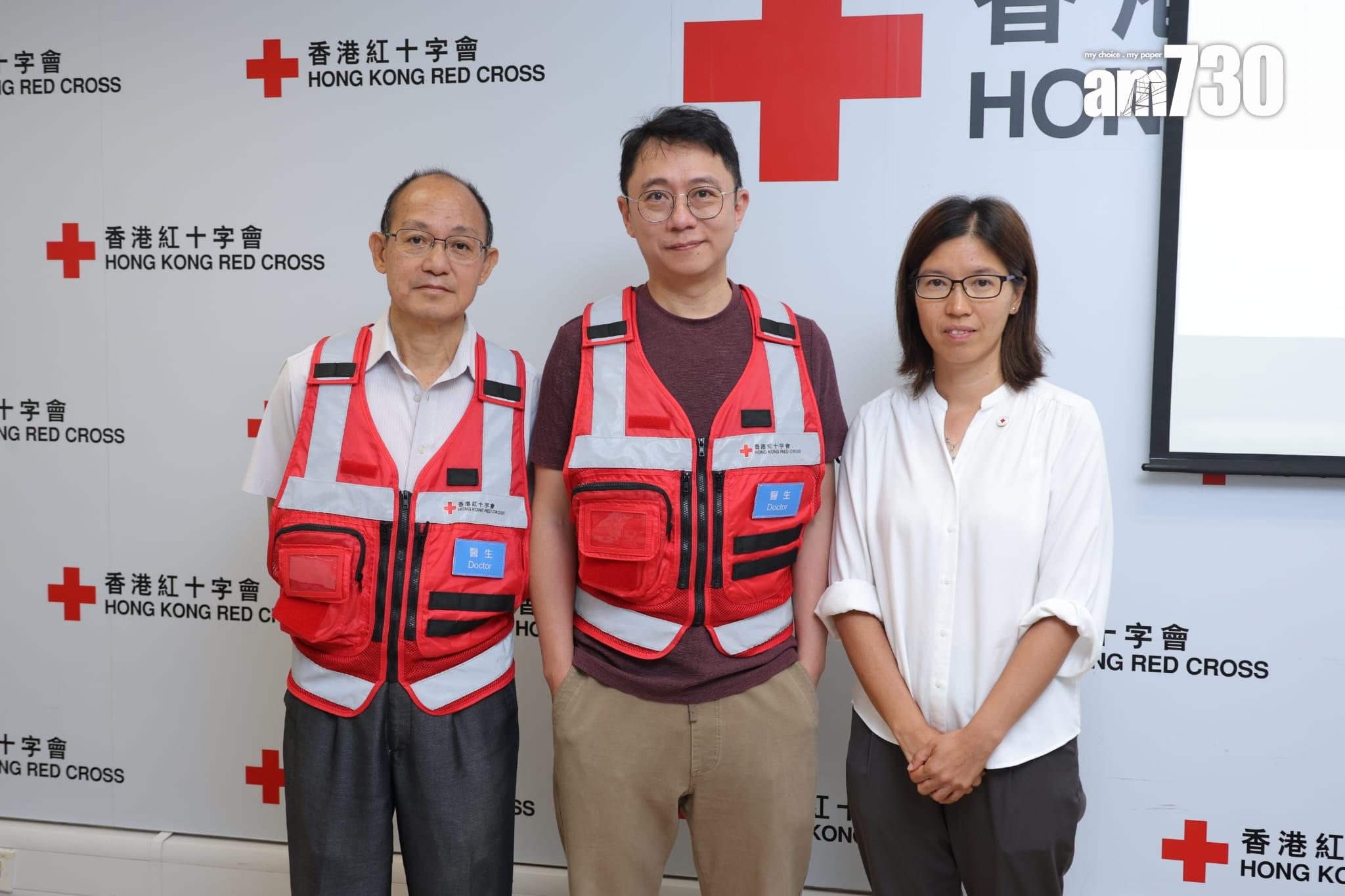 左起分別為香港紅十字會義工醫生歐耀佳、香港紅十字會義工醫生鄒有銘、香港紅十字會國際及賑災主管程德君。(林源俊攝)