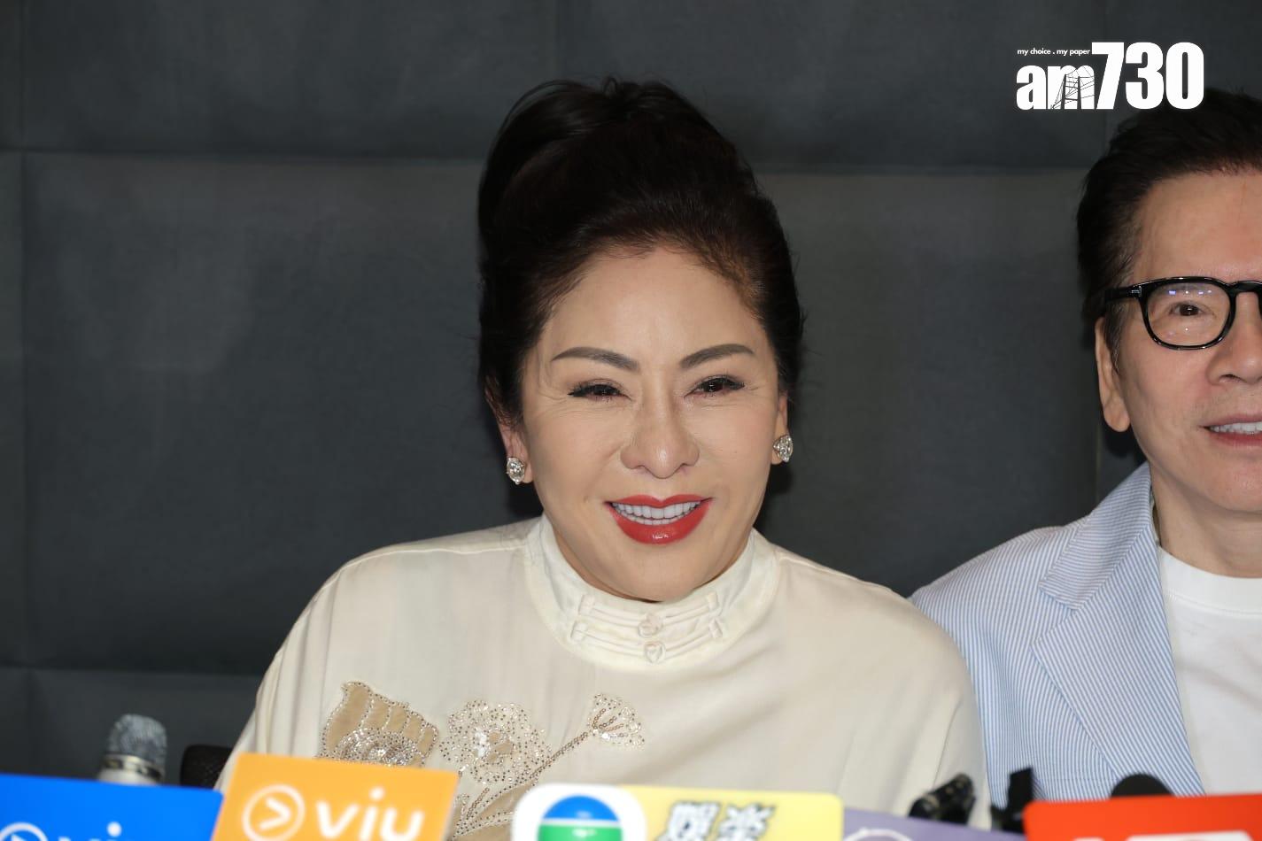 向華強、向太今午在上環辦公室開記招見傳媒。 (林俊源攝)