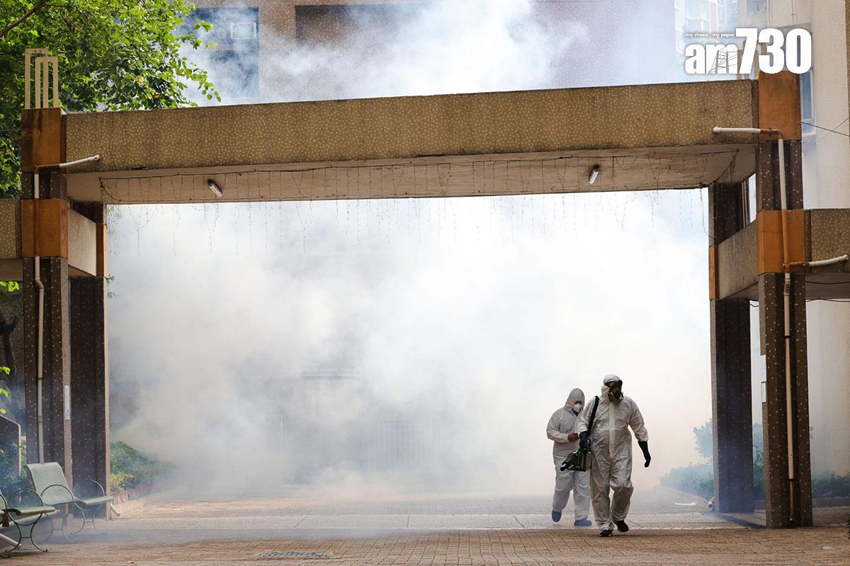 政府在患者寓所和曾到訪地點一帶加強滅蚊。(吳康琦攝)