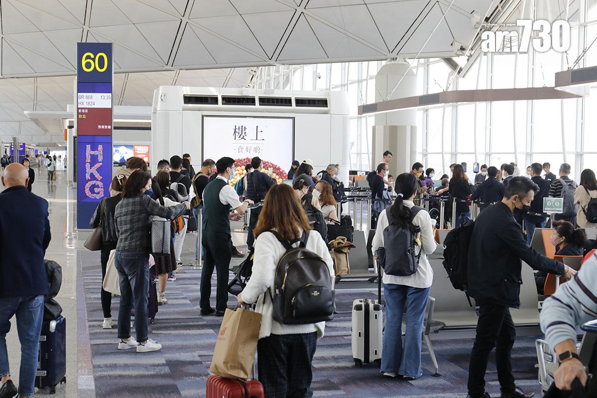 在旅客捷運提早收車期間,離境旅客須使用客運大樓的自動人行道前往閘口40至80。(資料圖片/林俊源攝)