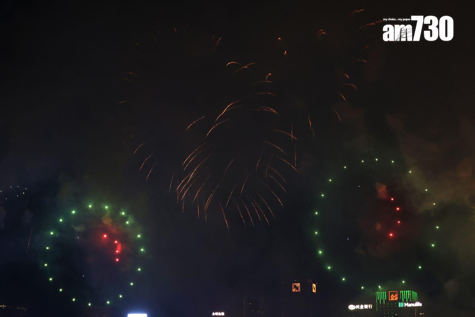 國慶煙花匯演維港上演,主題為「維港煙花、閃耀中華」。(林俊源攝)