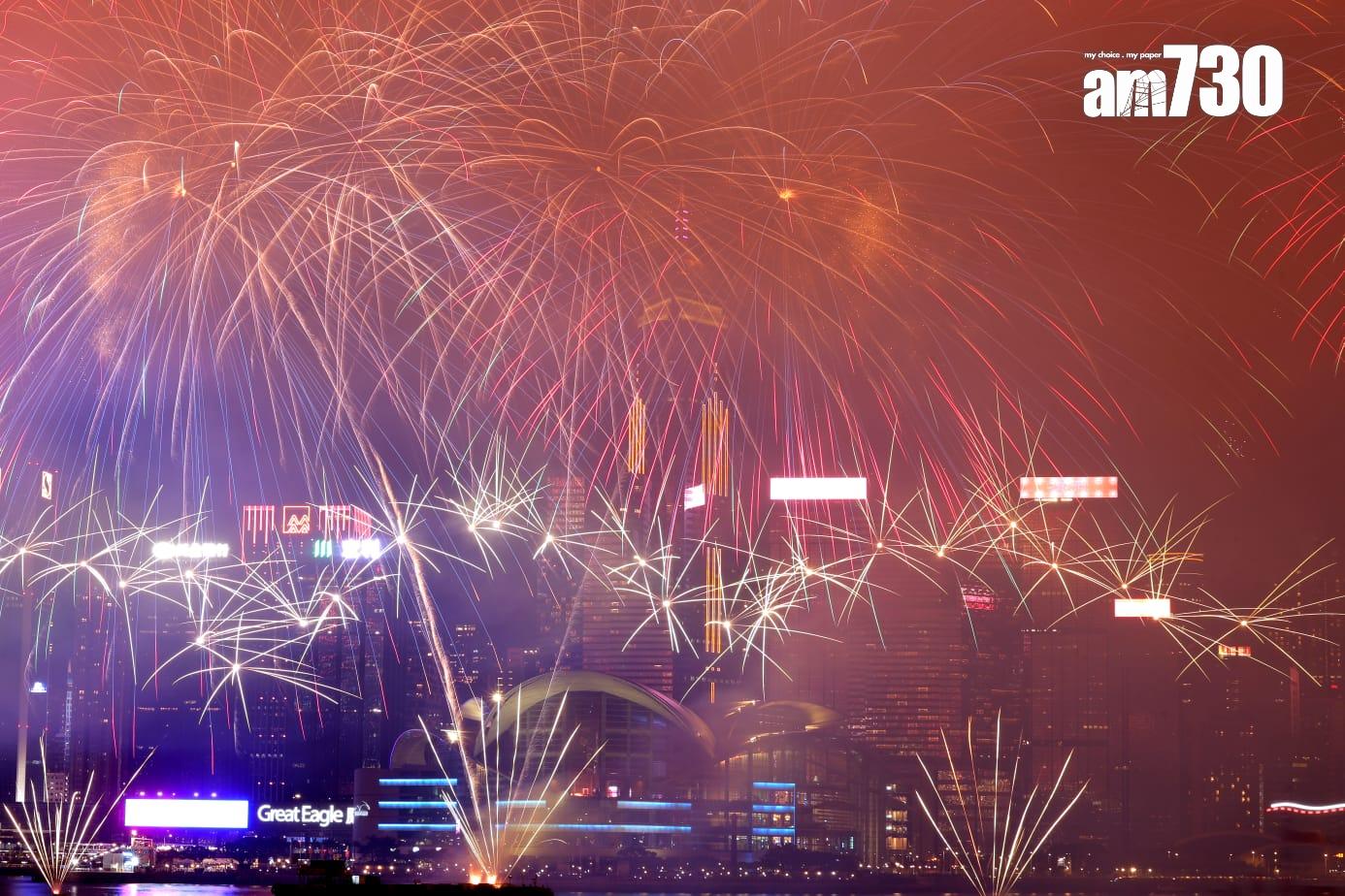 國慶煙花匯演維港上演,主題為「維港煙花、閃耀中華」。(林俊源攝)