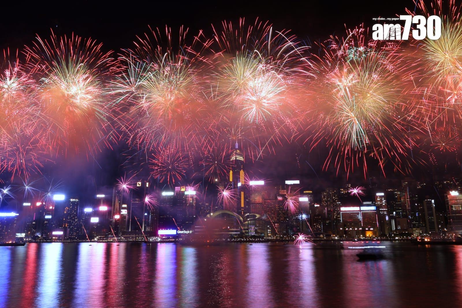 國慶煙花匯演維港上演,主題為「維港煙花、閃耀中華」。(林俊源攝)