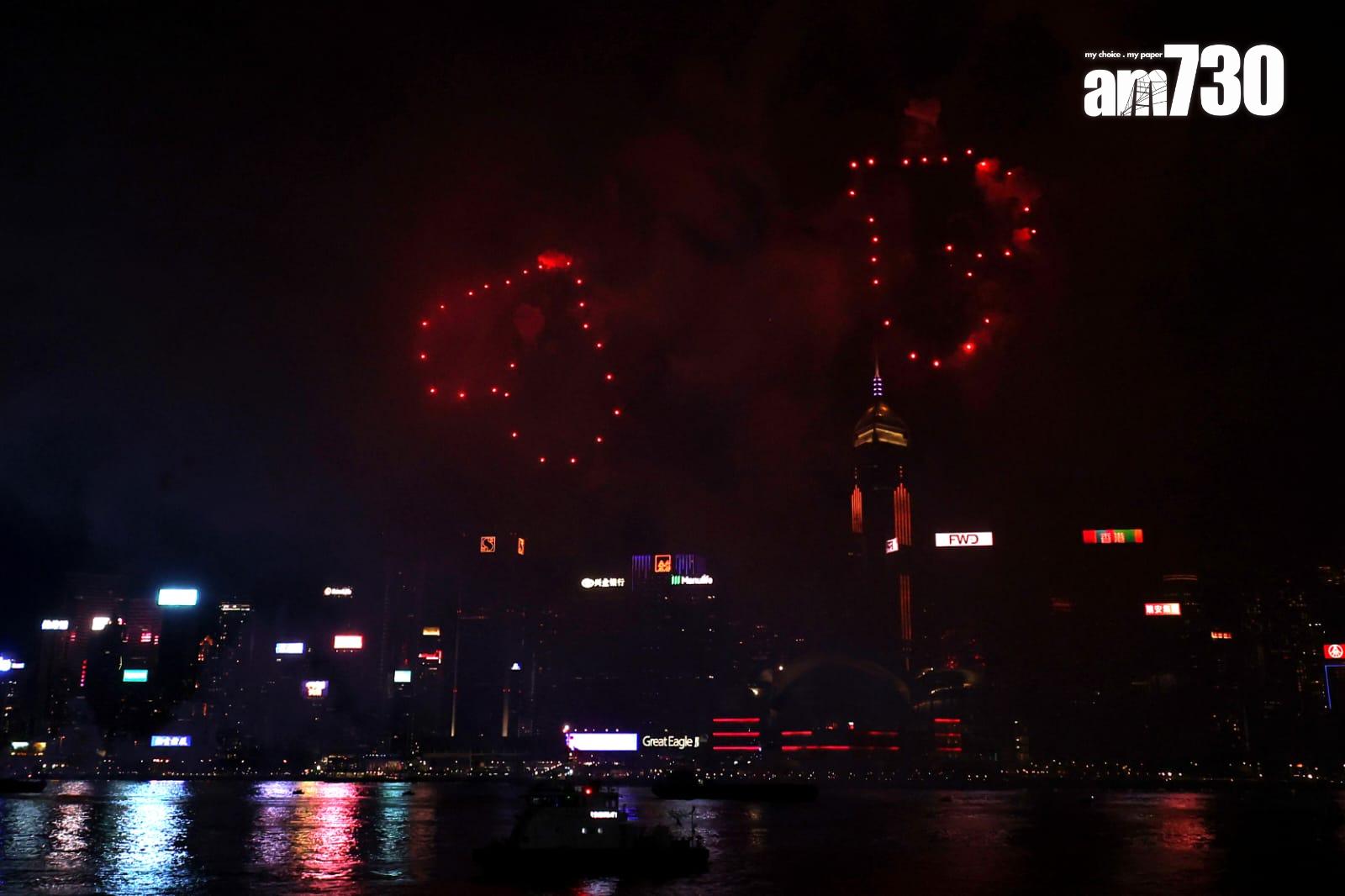 國慶煙花匯演維港上演,主題為「維港煙花、閃耀中華」。(林俊源攝)