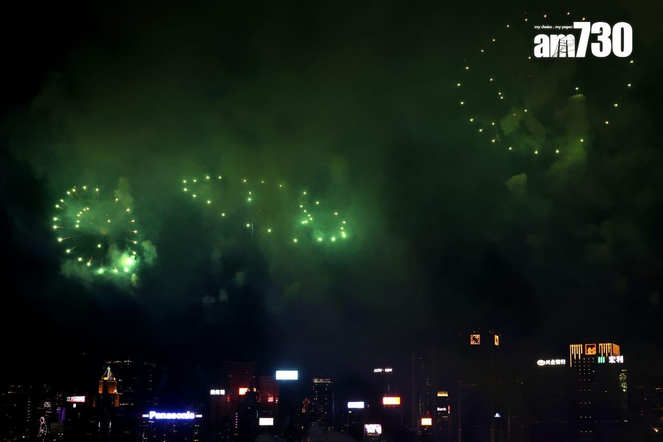 國慶煙花匯演維港上演,主題為「維港煙花、閃耀中華」。(林俊源攝)