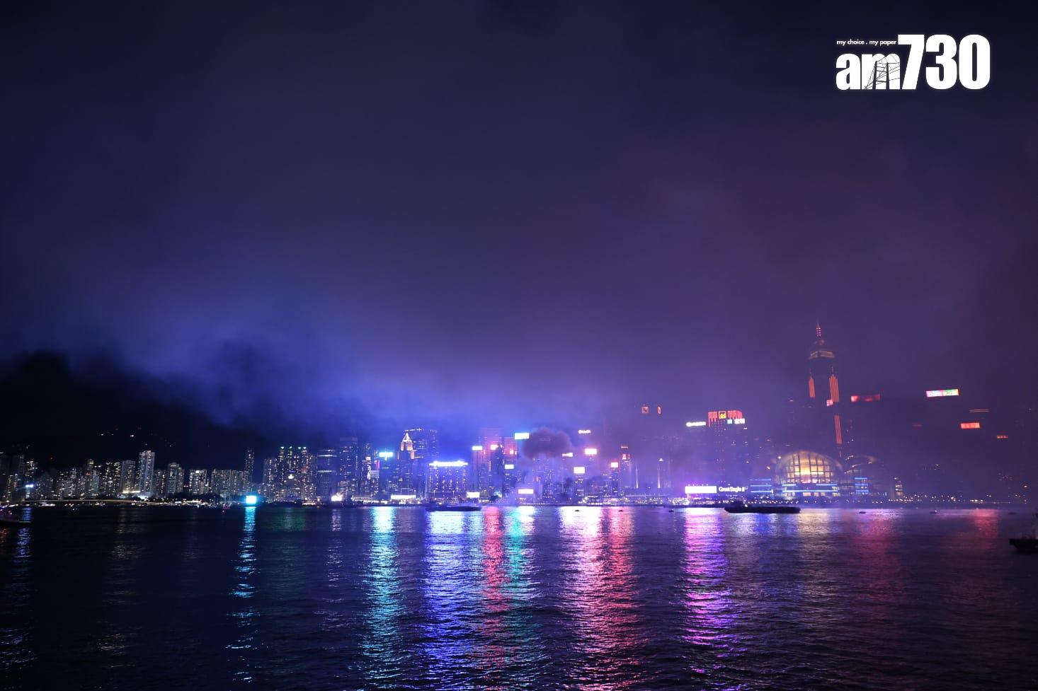 國慶煙花匯演維港上演,主題為「維港煙花、閃耀中華」。(林俊源攝)