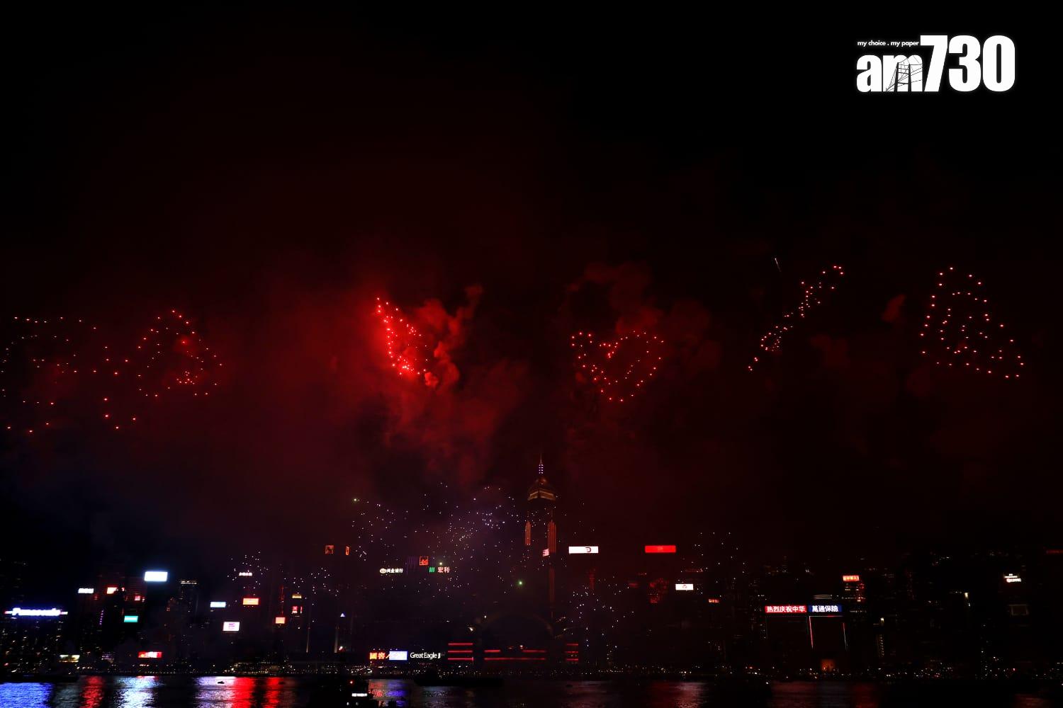 國慶煙花匯演維港上演,主題為「維港煙花、閃耀中華」。(林俊源攝)