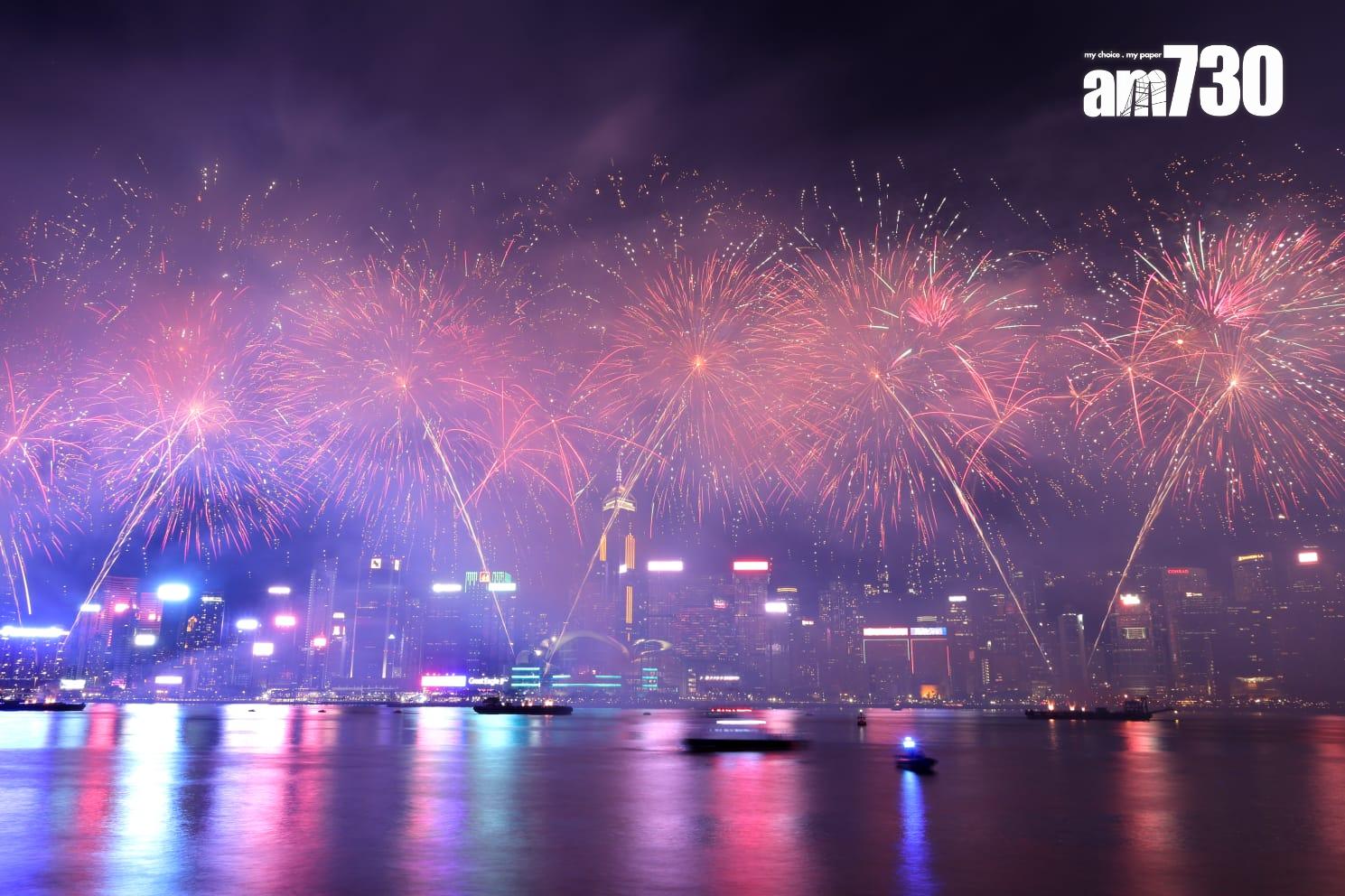國慶煙花匯演維港上演,主題為「維港煙花、閃耀中華」。(林俊源攝)