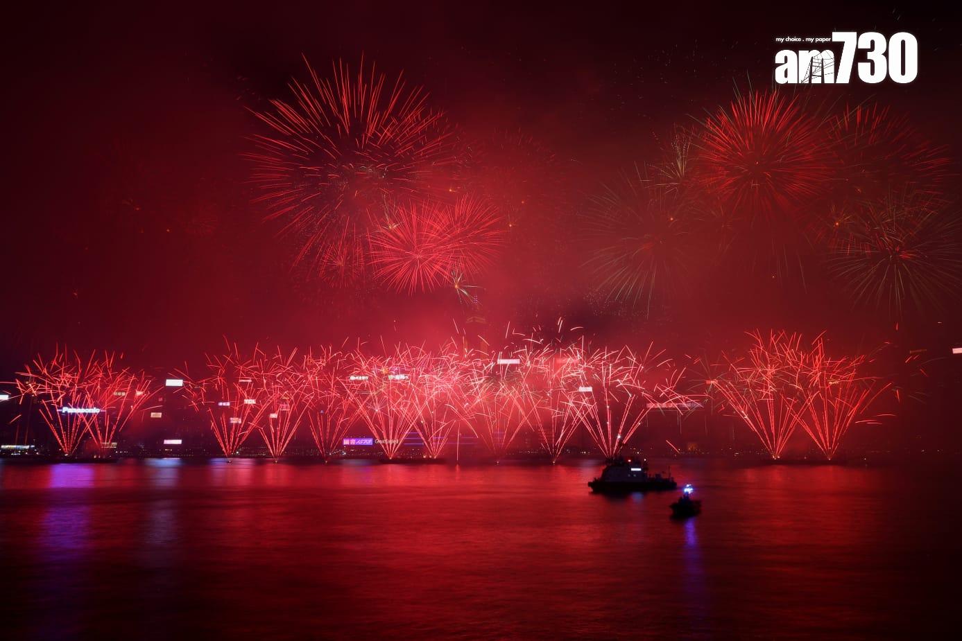 國慶煙花匯演維港上演,主題為「維港煙花、閃耀中華」。(林俊源攝)