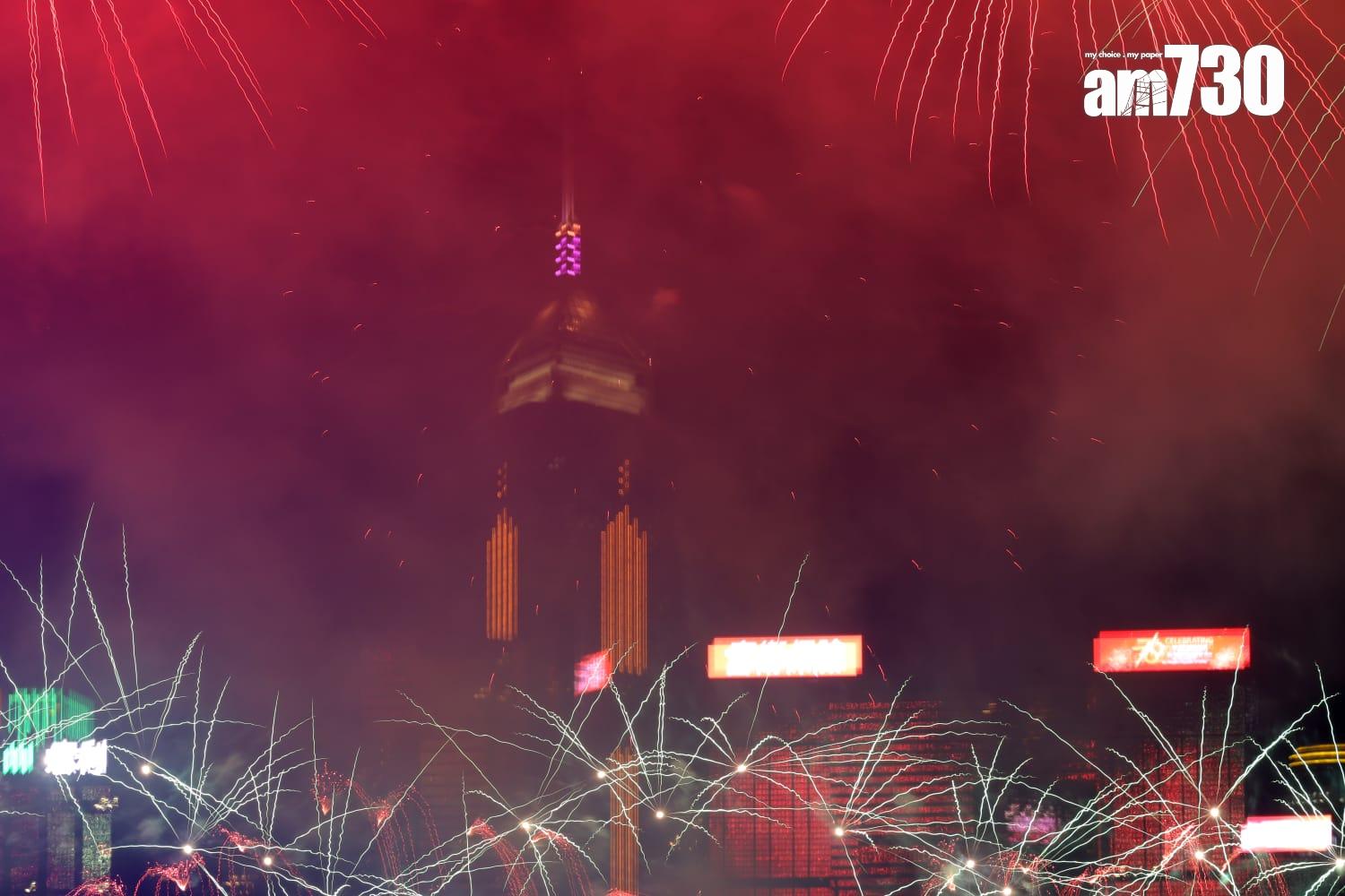 國慶煙花匯演維港上演,主題為「維港煙花、閃耀中華」。(林俊源攝)