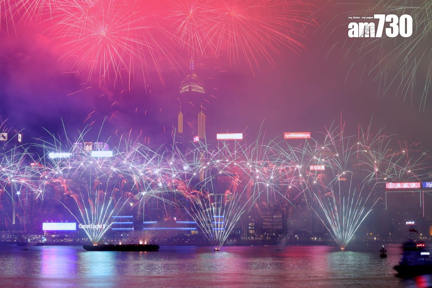 國慶煙花匯演維港上演,主題為「維港煙花、閃耀中華」。(林俊源攝)