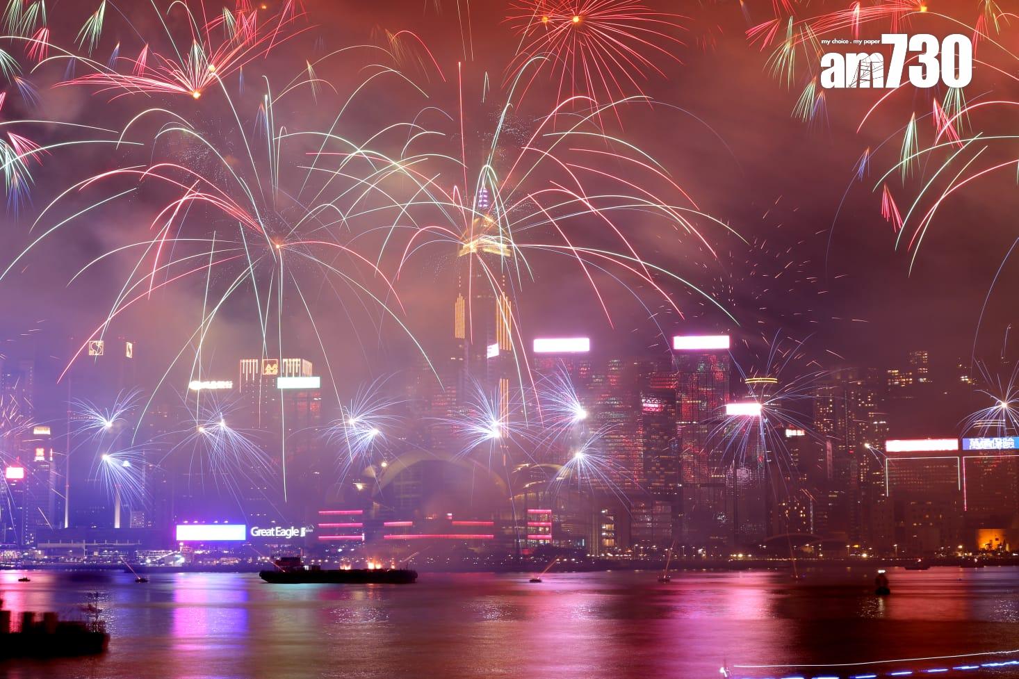 國慶煙花匯演維港上演,主題為「維港煙花、閃耀中華」。(林俊源攝)