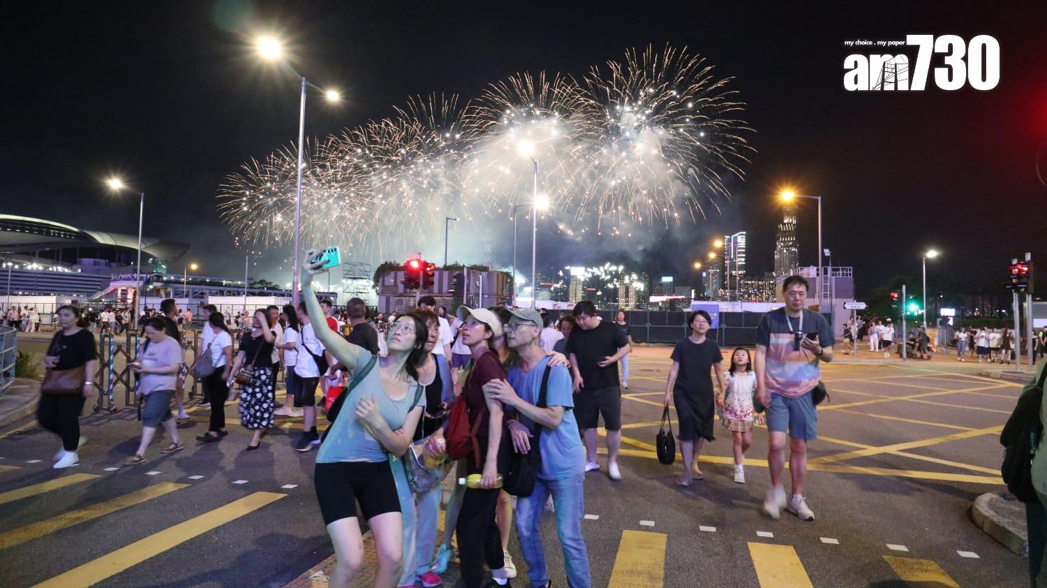 國慶煙花匯演維港上演,吸引大批市民及遊客觀看。(鍾式明攝)
