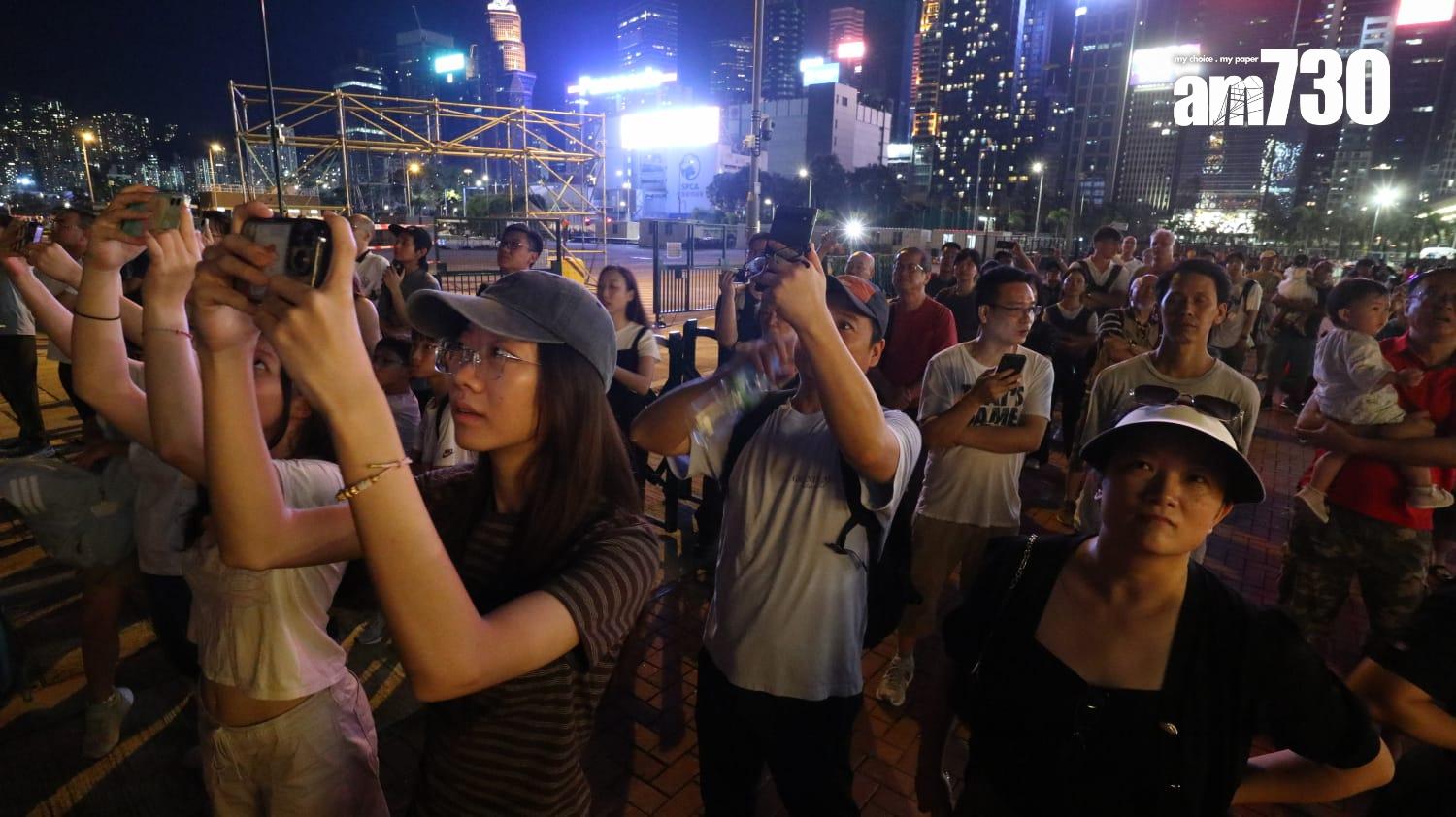 國慶煙花匯演維港上演,吸引大批市民及遊客觀看。(鍾式明攝)