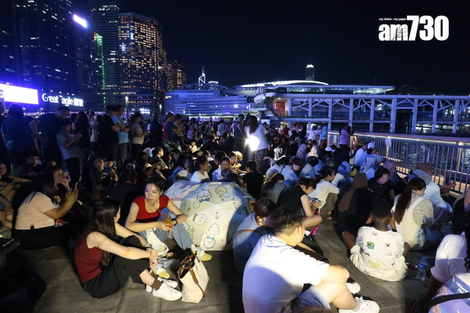 國慶煙花匯演維港上演,吸引大批市民及遊客觀看。(鍾式明攝)