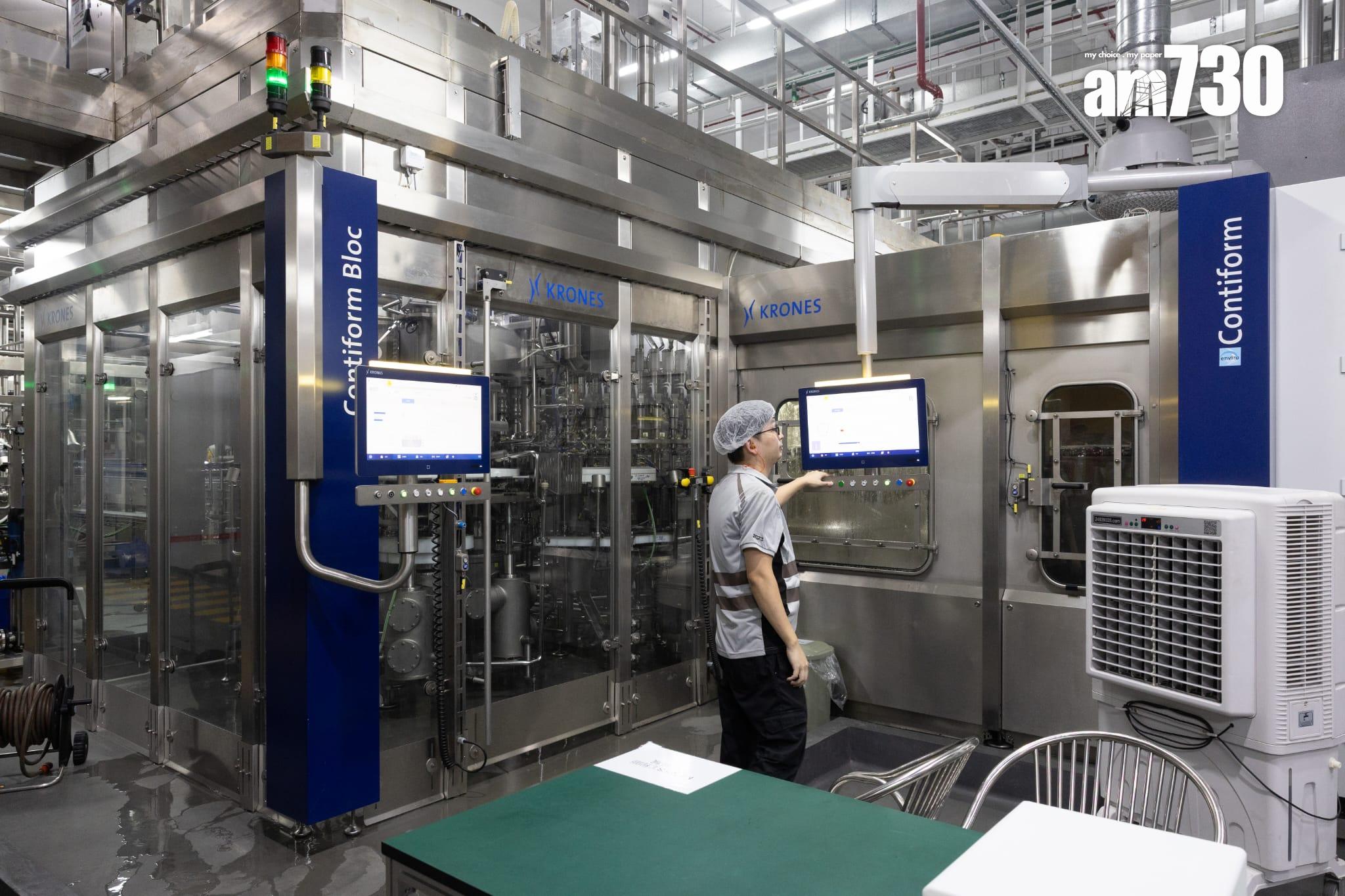 可口可樂使用自家設施將本地回收膠樽去除標籤,清洗後加工造成新的膠樽。(蘇文傑攝)