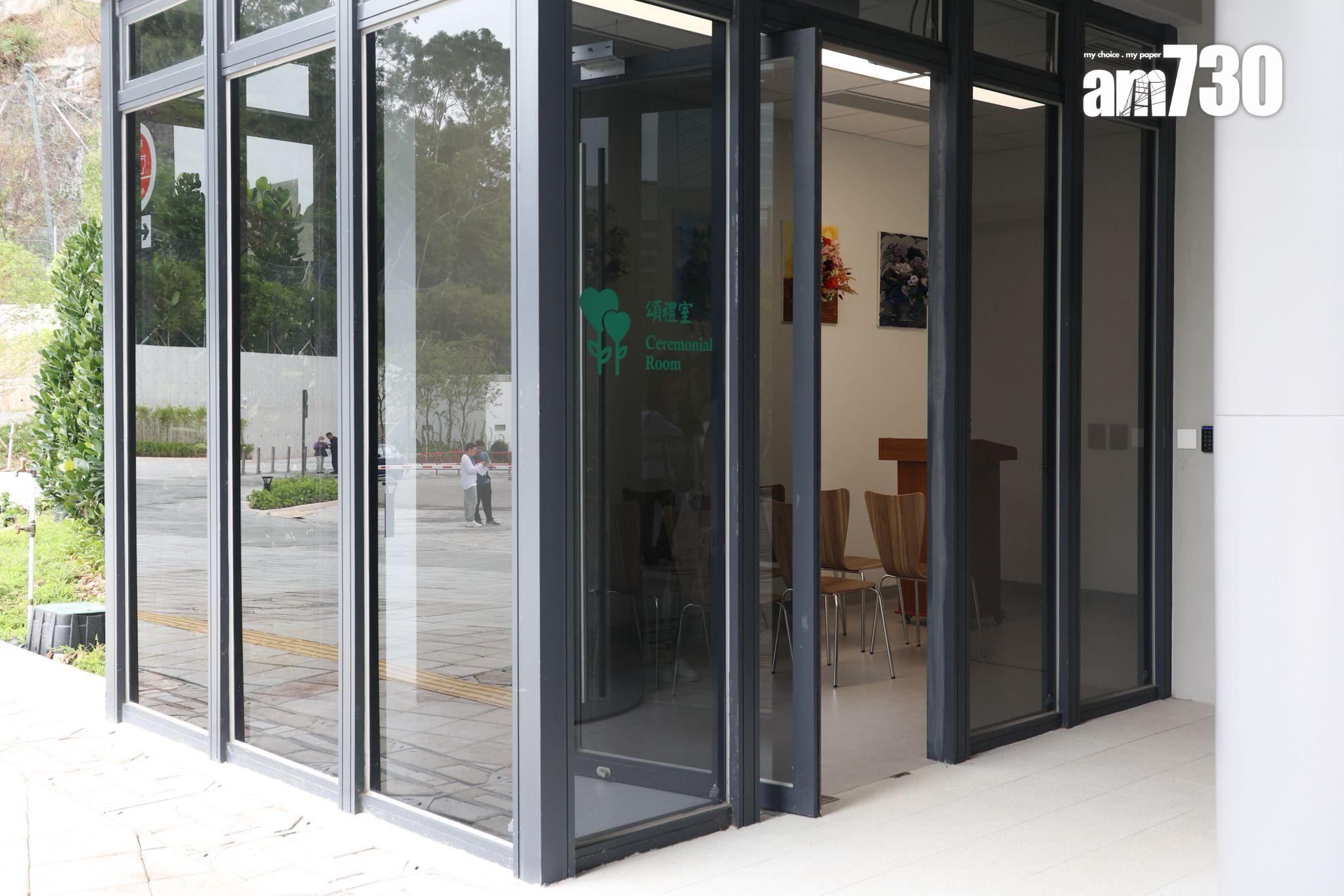 場地設有頌禮室,家屬可在撒放骨灰前在此舉行簡單的告別儀式。(周令知攝)
