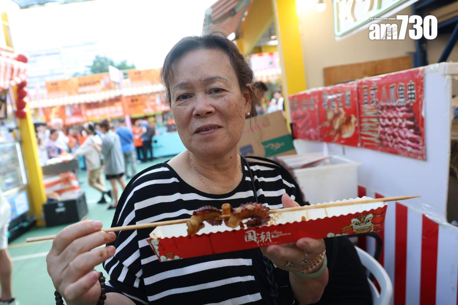 市民羅女士在場內購買了鮑魚等,她認為很多人都不知道有活動,大會可以加大宣傳。(周令知攝)