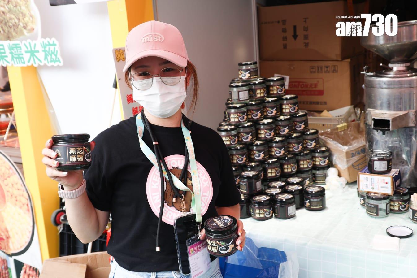 售賣醬料產品的攤檔職員林女士表示,目前顧客來源主要還是熟客。(周令知攝)