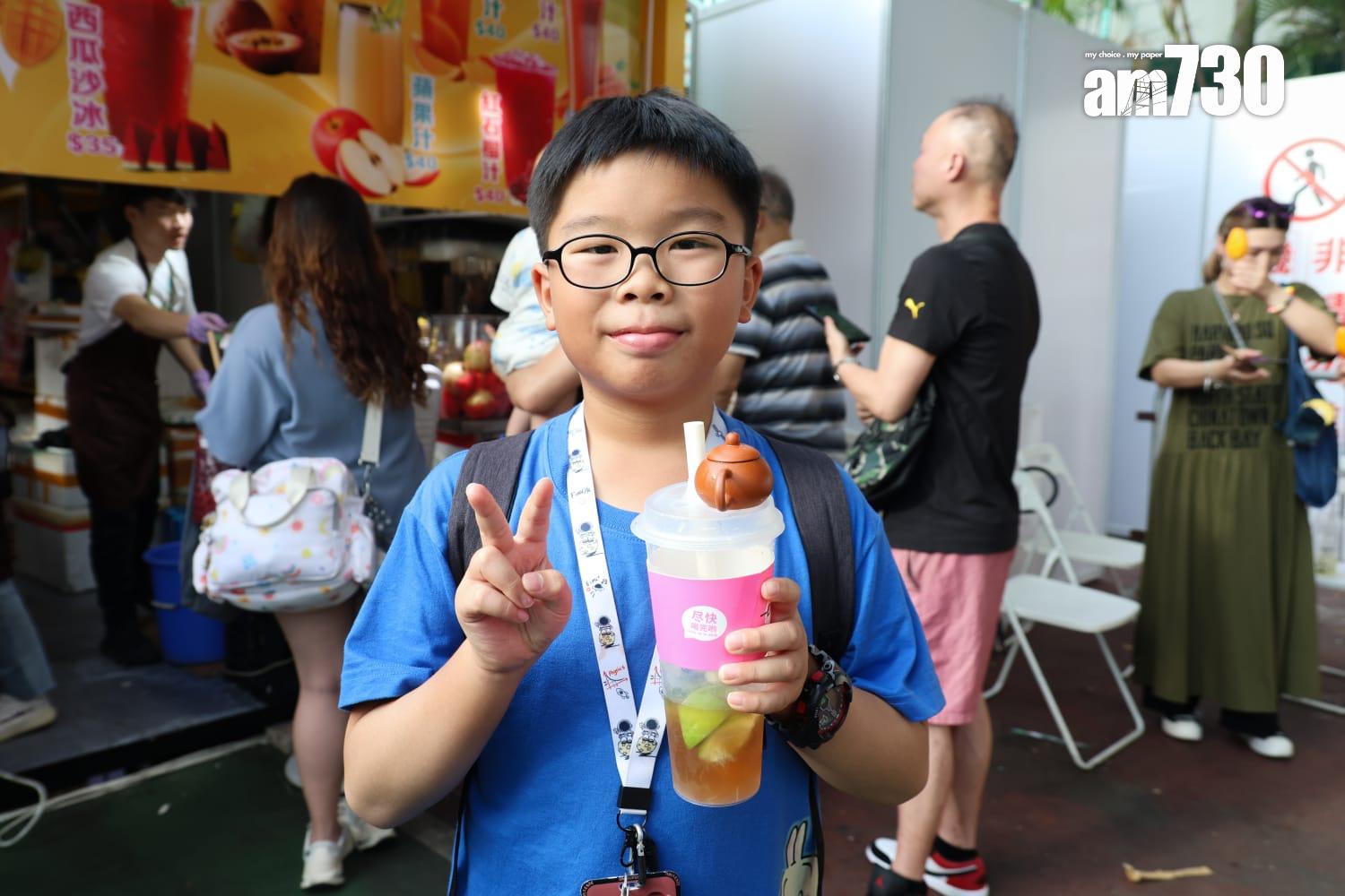 阿傑與母親為接父親下班而來到葵芳,坐車經過看見有活動所以與家人一同進埸。(周令知攝)