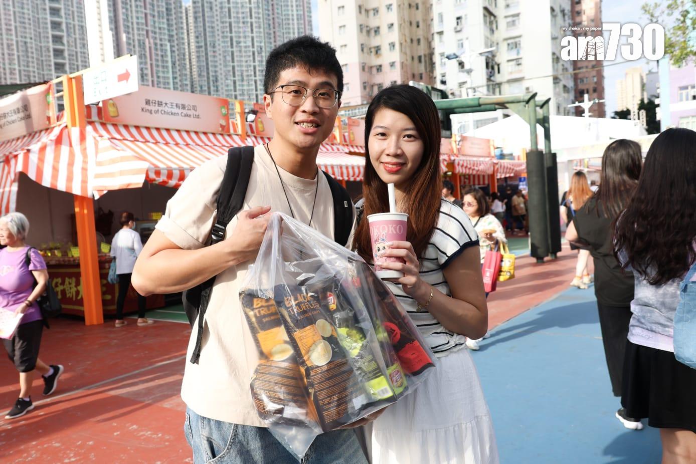 市民Roy和Rina表示入埸沒特定目標,但為支持本地消費。(周令知攝)