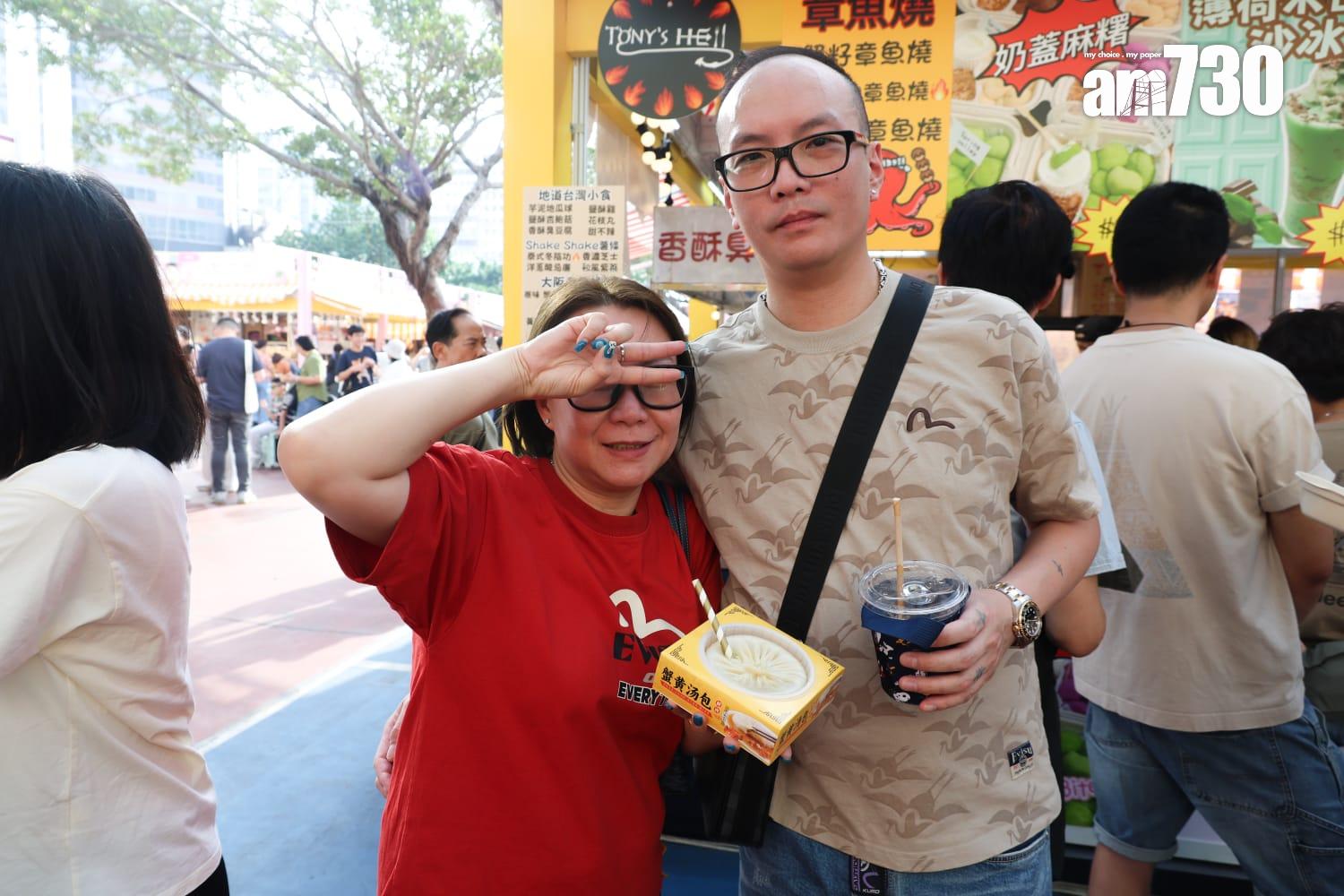 市民李先生和陳女士表示自己是附近居民,因剛好經過所以進場買東西吃。(周令知攝)