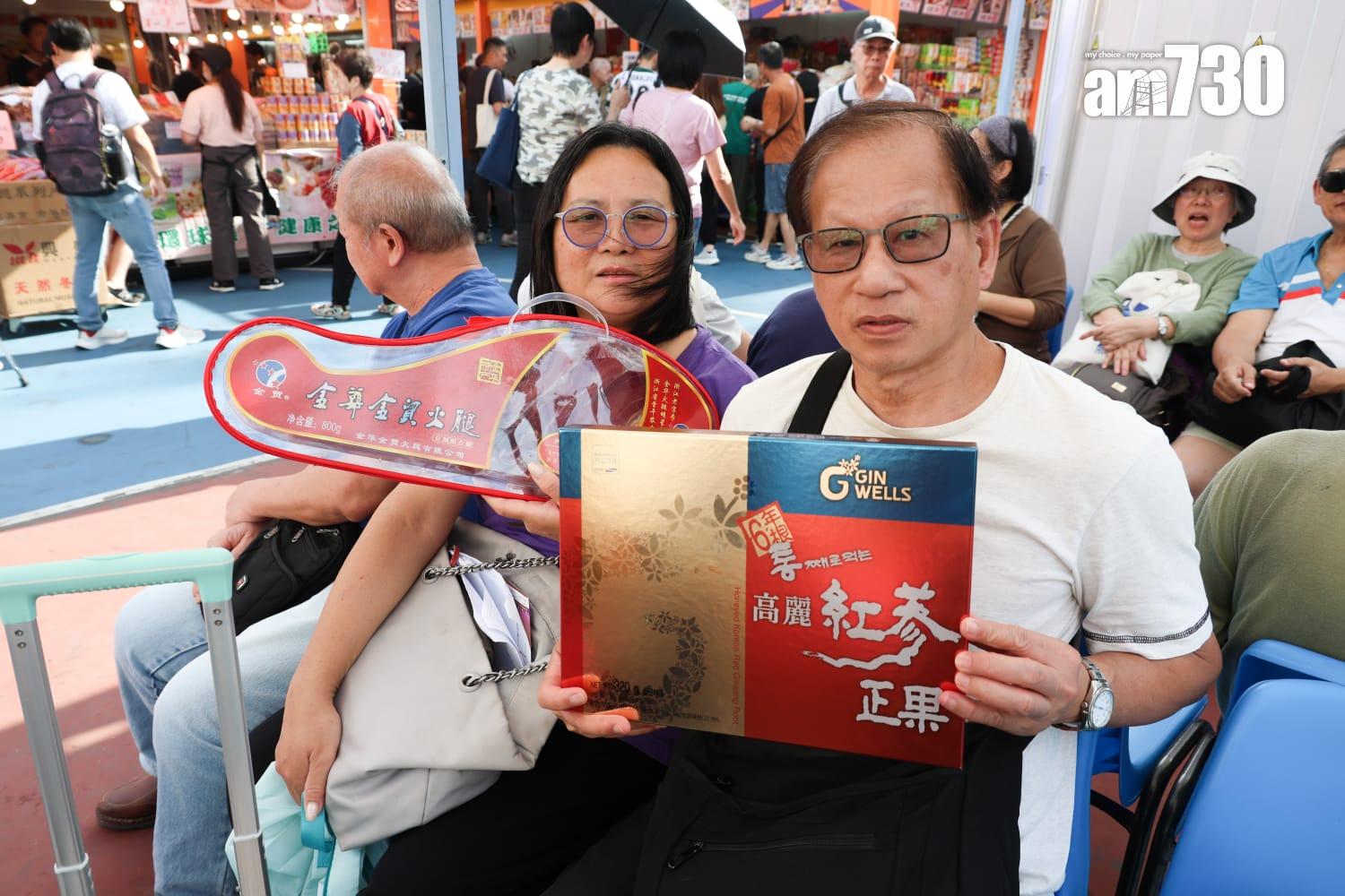 市民黃先生和張女士表示場內的乾貨比外商店的售價划算。(周令知攝)