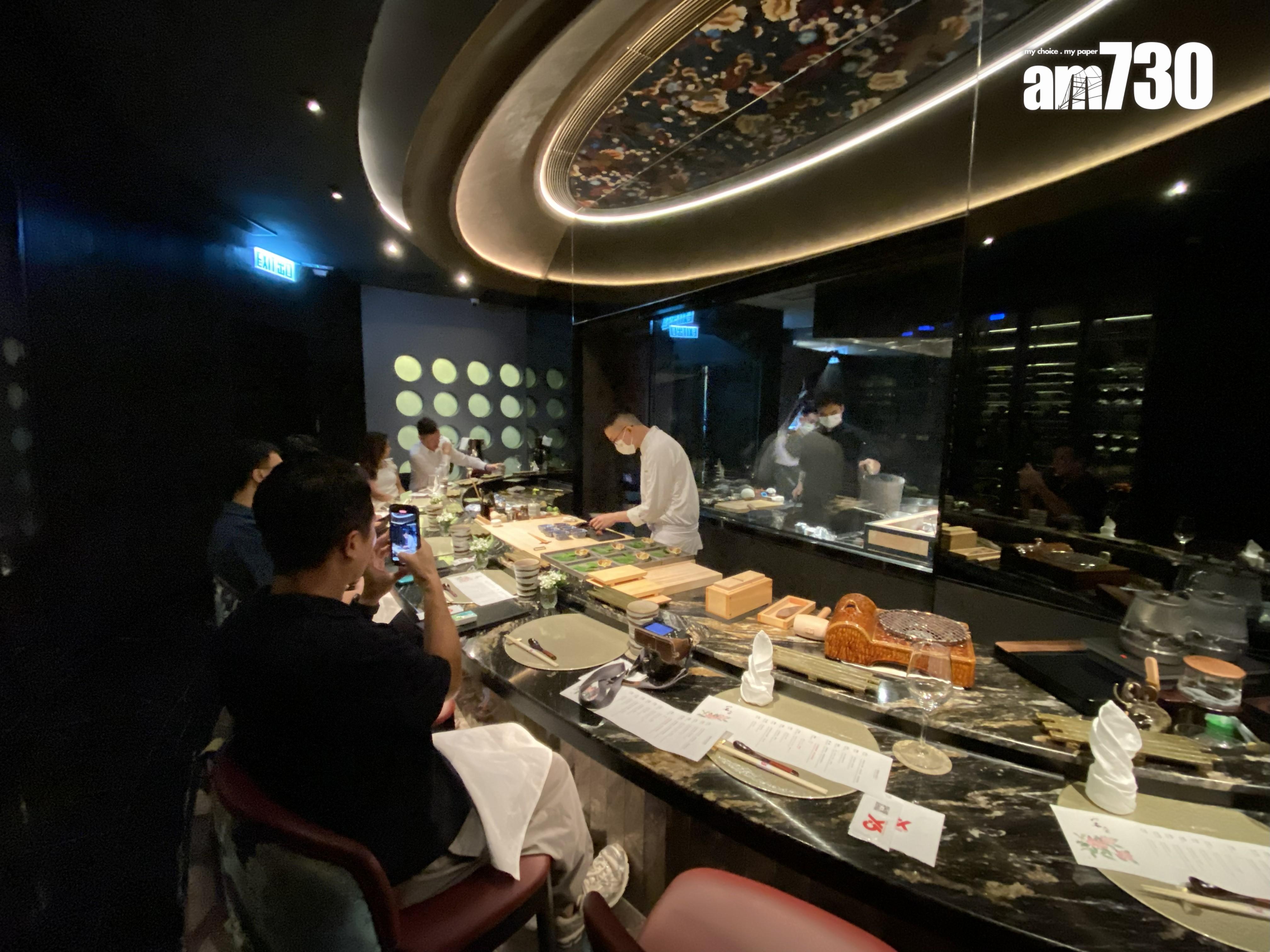 坐吧枱同時看到前方廚師主理刺身壽司,又看到後方廚師以炭火烤魚、用明火爐爆炒辣椒,一冷一熱場面有趣。