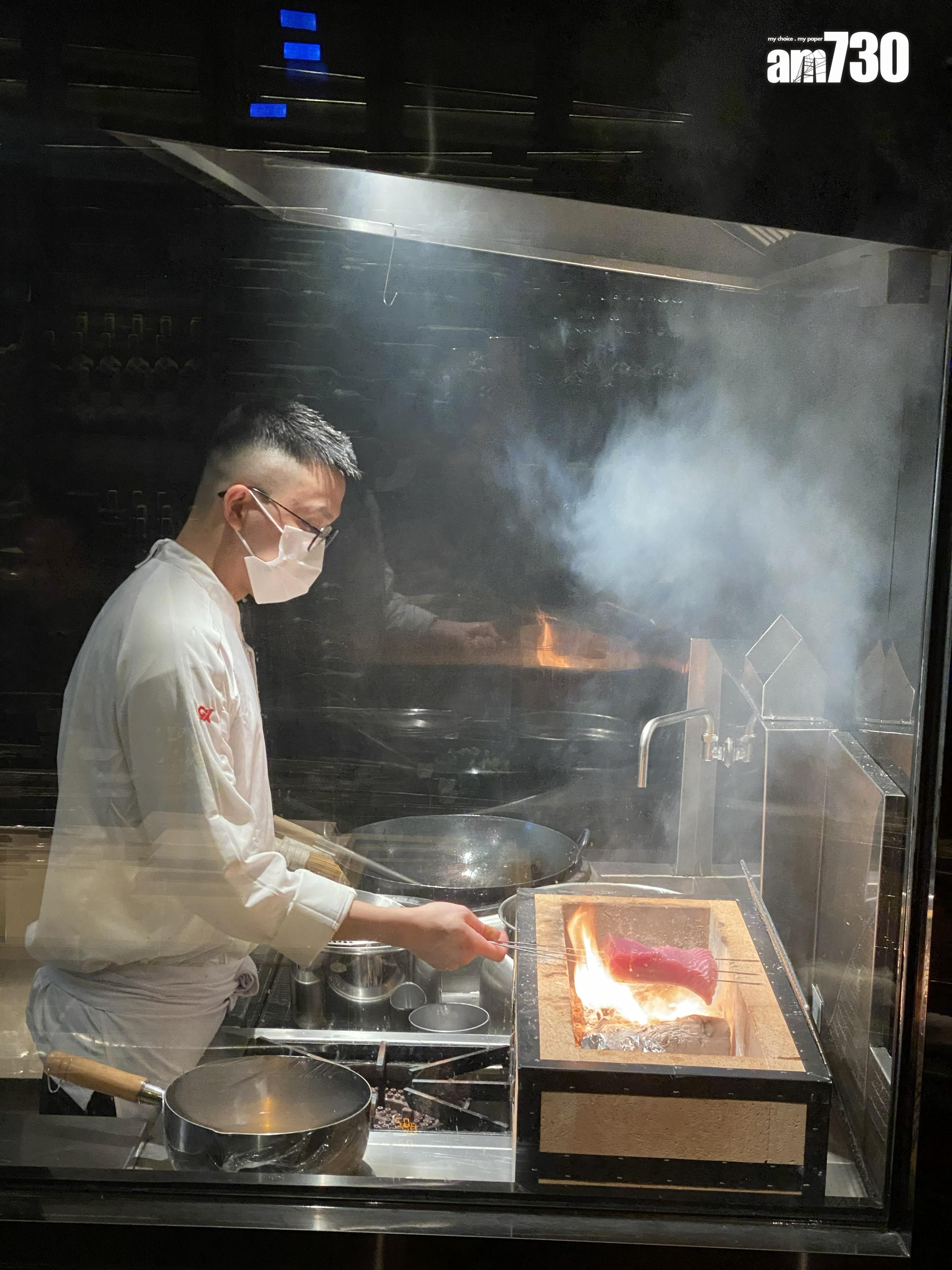 用備長炭火炙魚類,沾上備長炭的煙熏香氣。