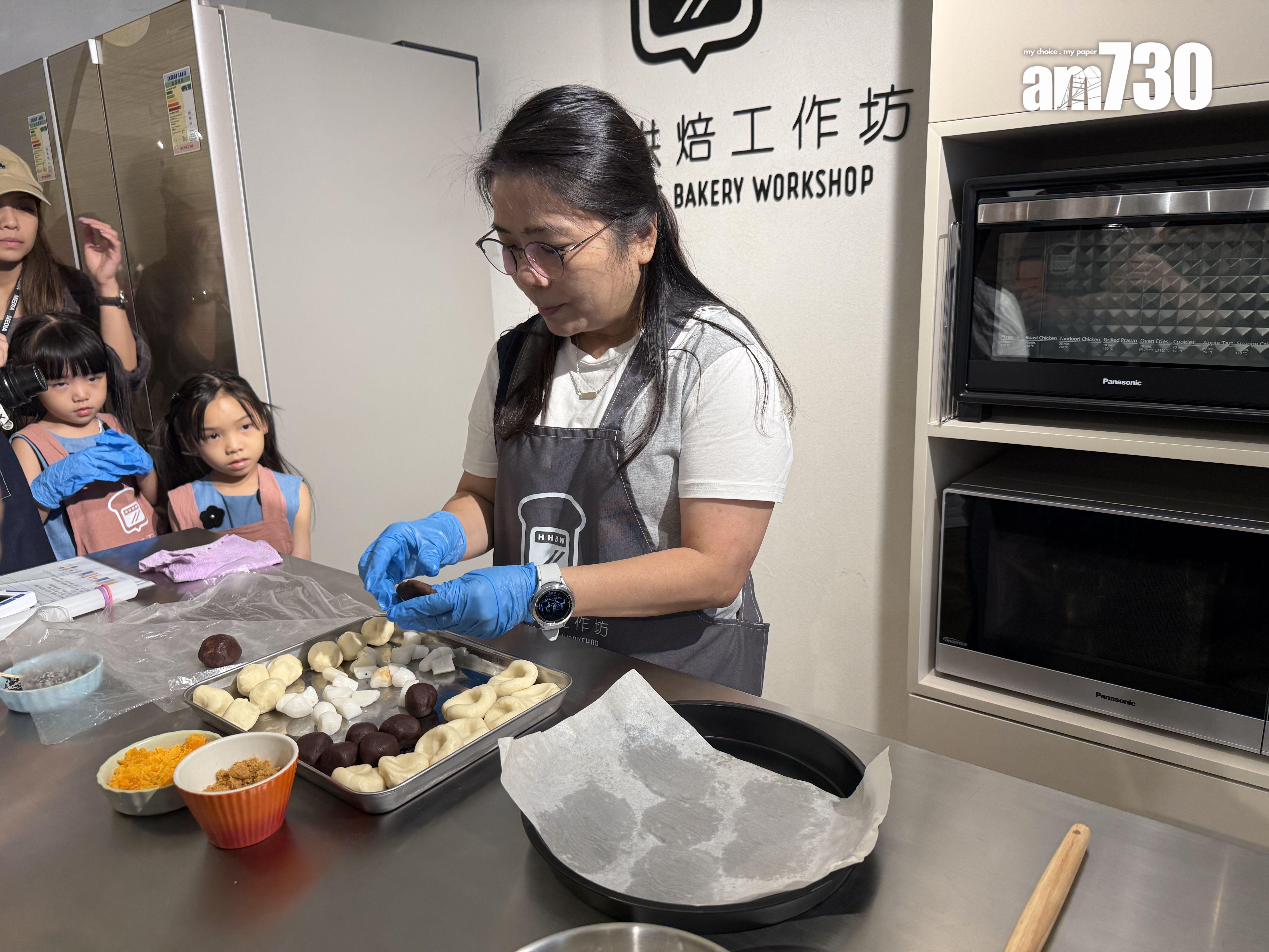 導師會仔細講解及示範每個步驟(本報攝)