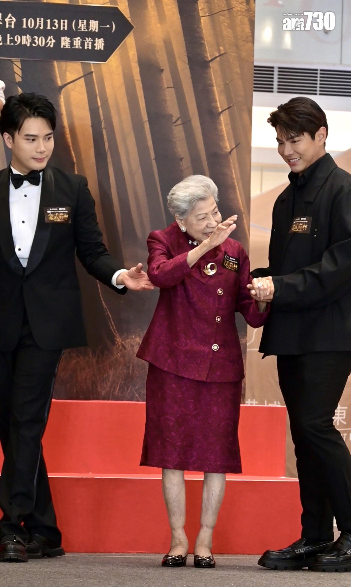 羅蘭上到台跟在場人士揮手。(娛樂組攝)