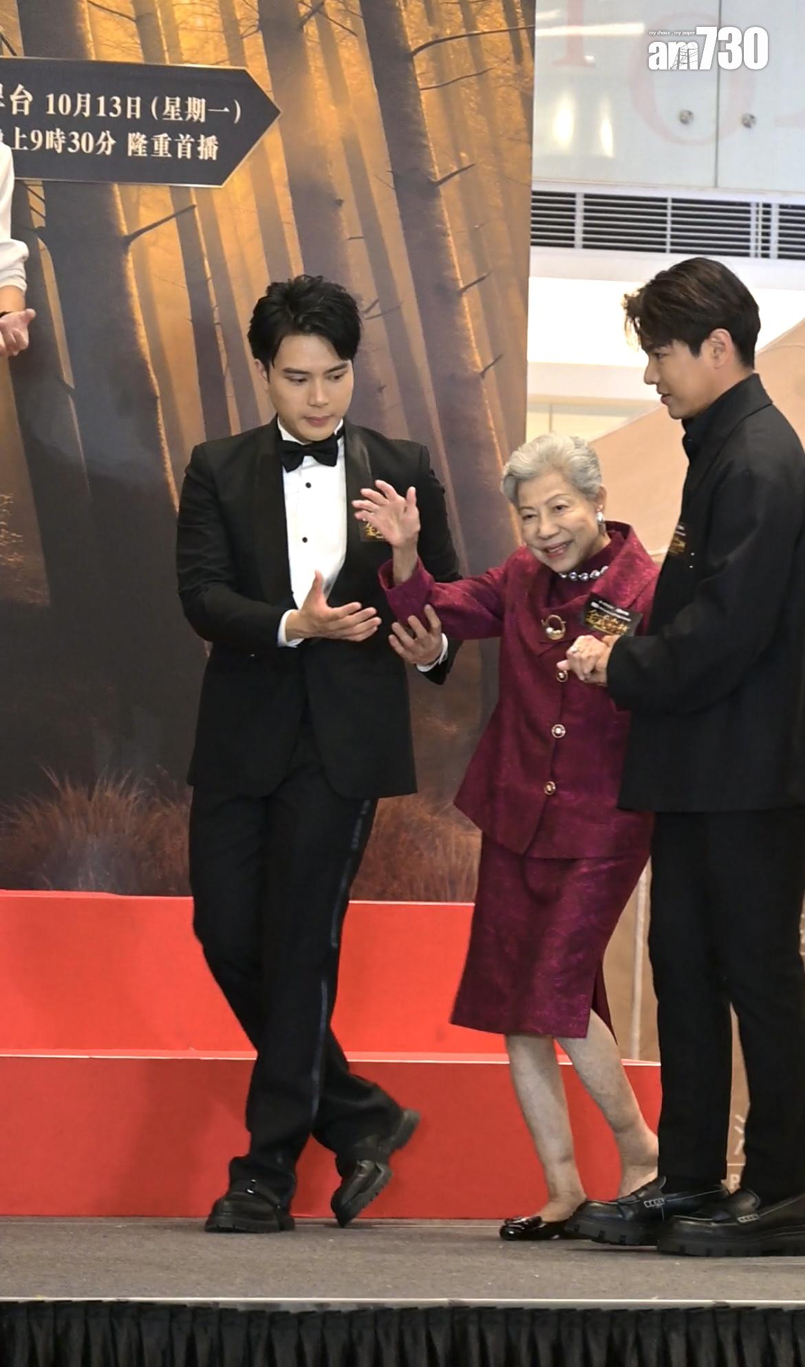 羅蘭上到台跟在場人士揮手。(娛樂組攝)